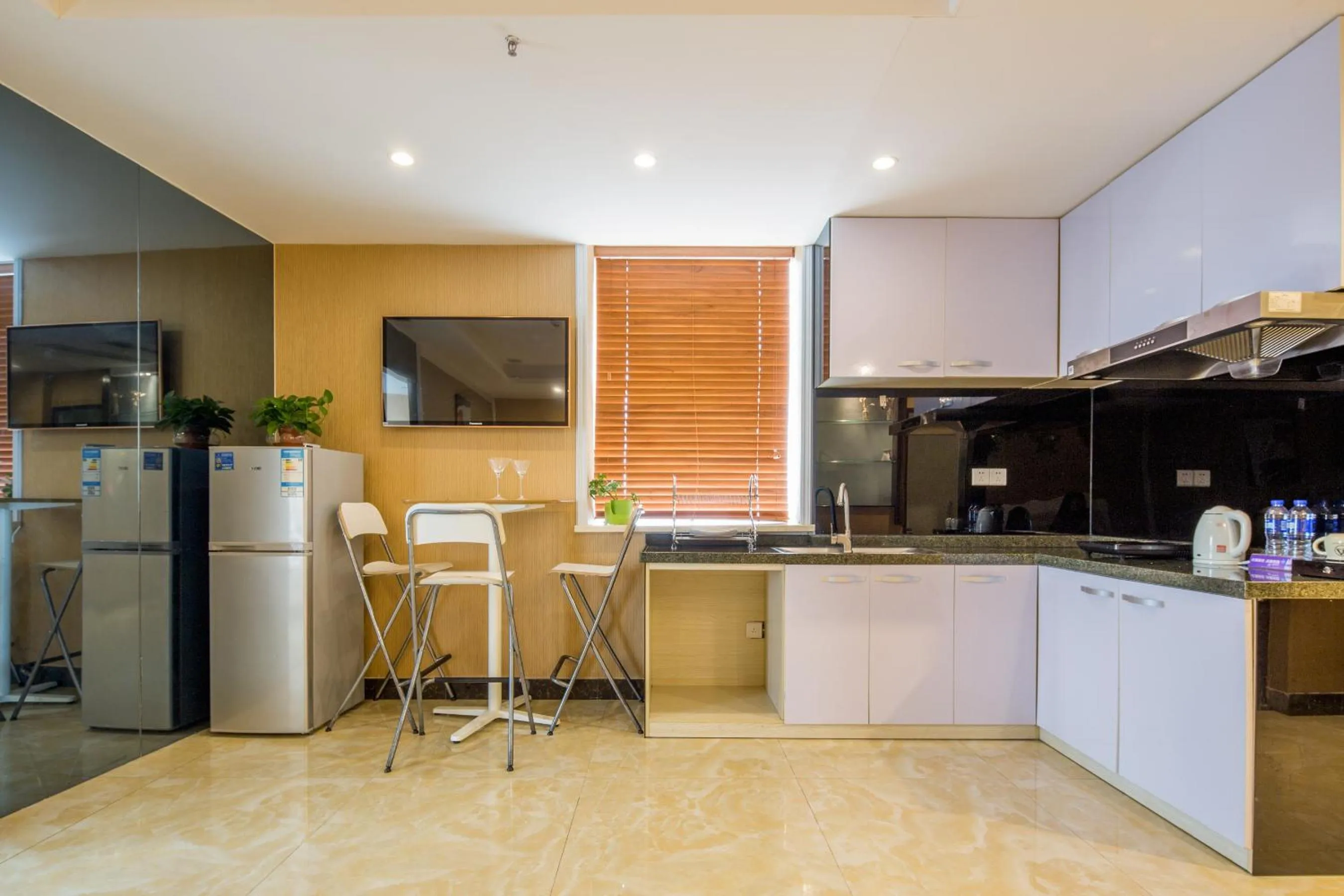 Kitchen or kitchenette in Guangzhou Manhattan International Apartment Zhengjia Free bus services are provided for the first and second phases
