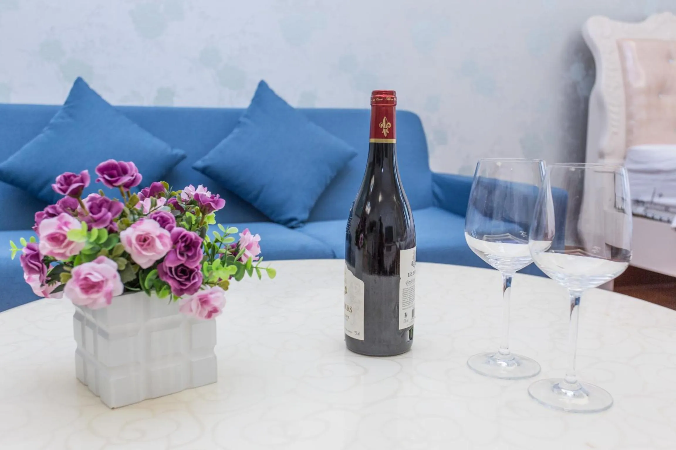 Decorative detail in Guangzhou Manhattan International Apartment Zhengjia Free bus services are provided for the first and second phases