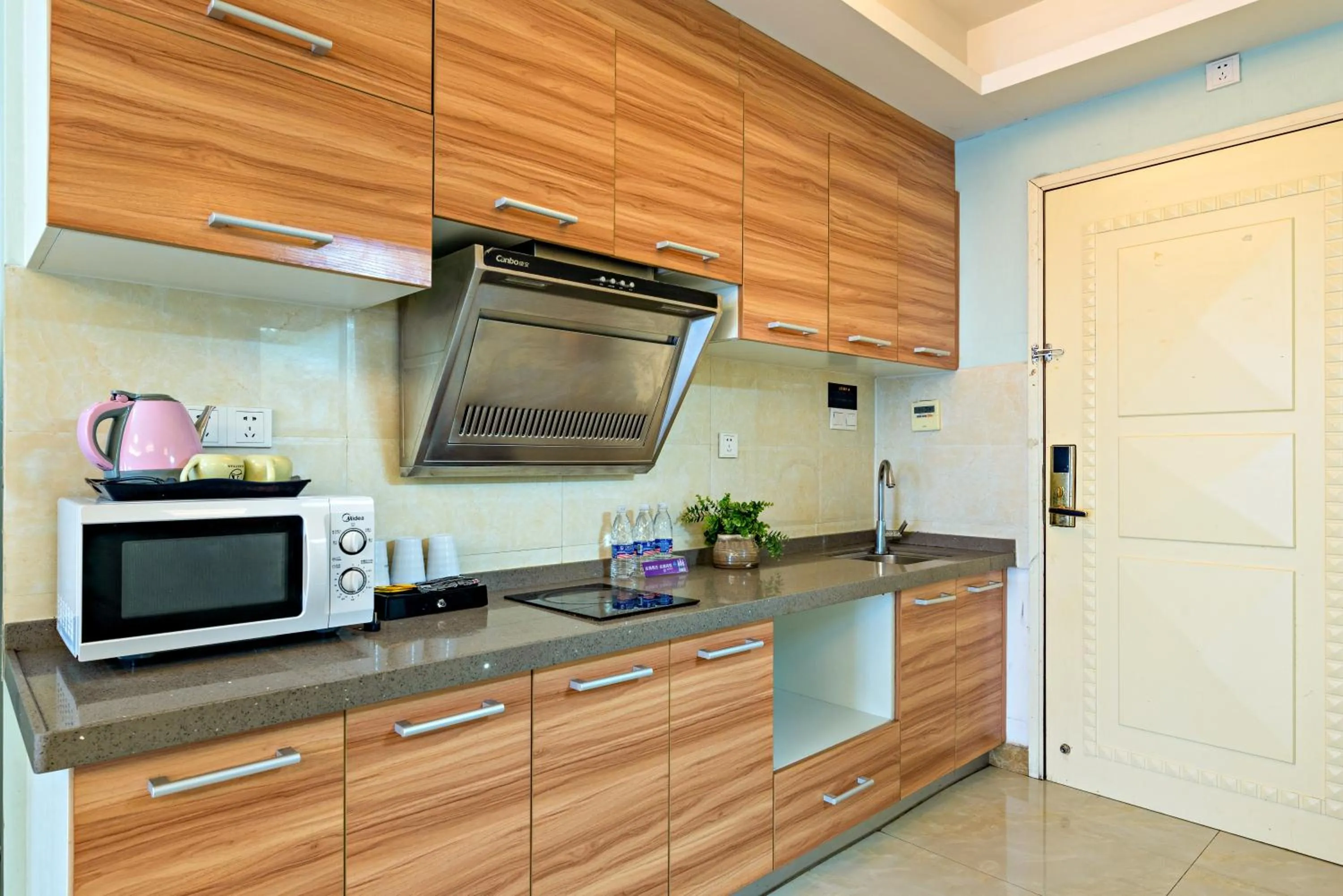 Kitchen or kitchenette in Guangzhou Manhattan International Apartment Zhengjia Free bus services are provided for the first and second phases
