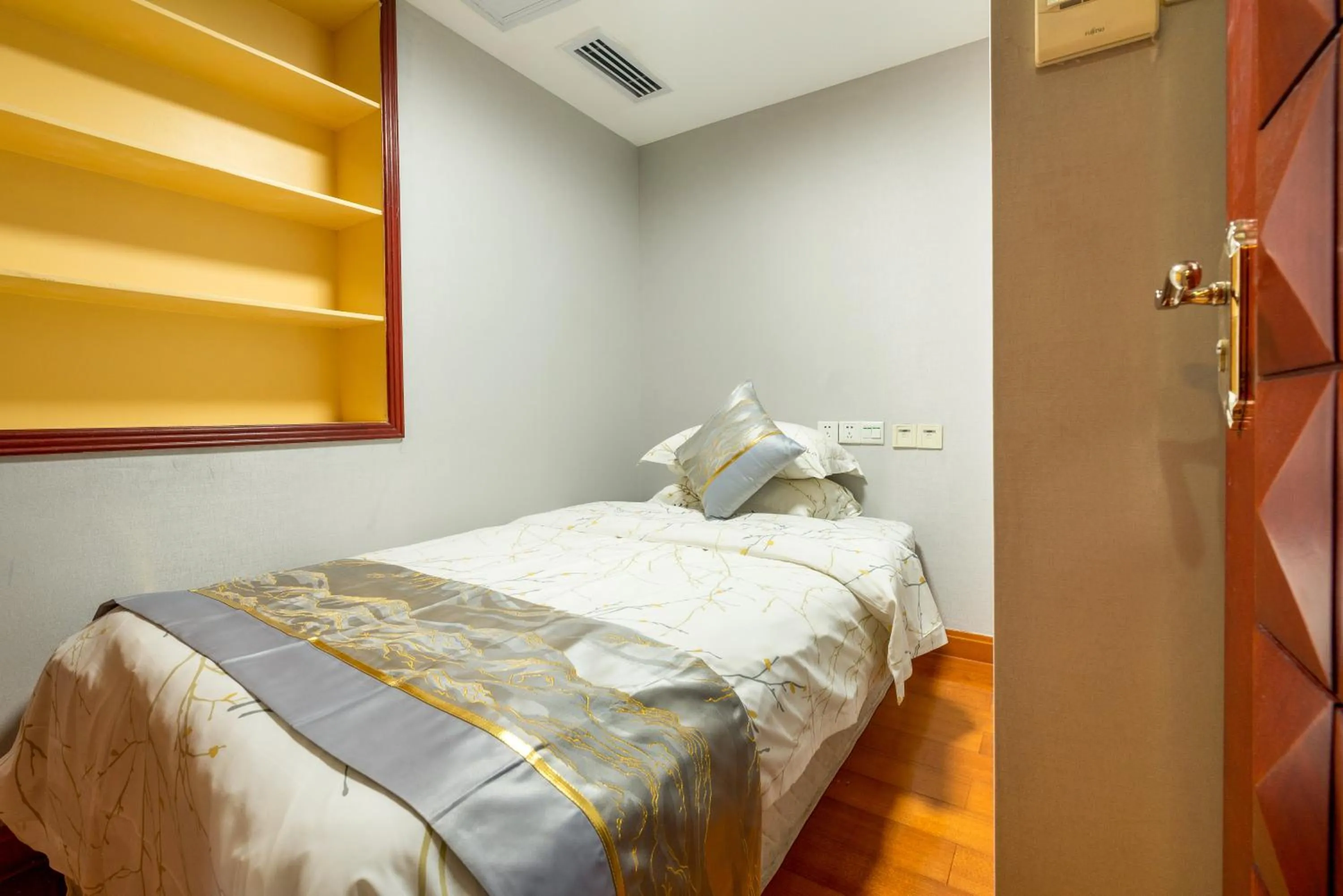 Bedroom, Bed in Guangzhou Manhattan International Apartment Zhengjia Free bus services are provided for the first and second phases
