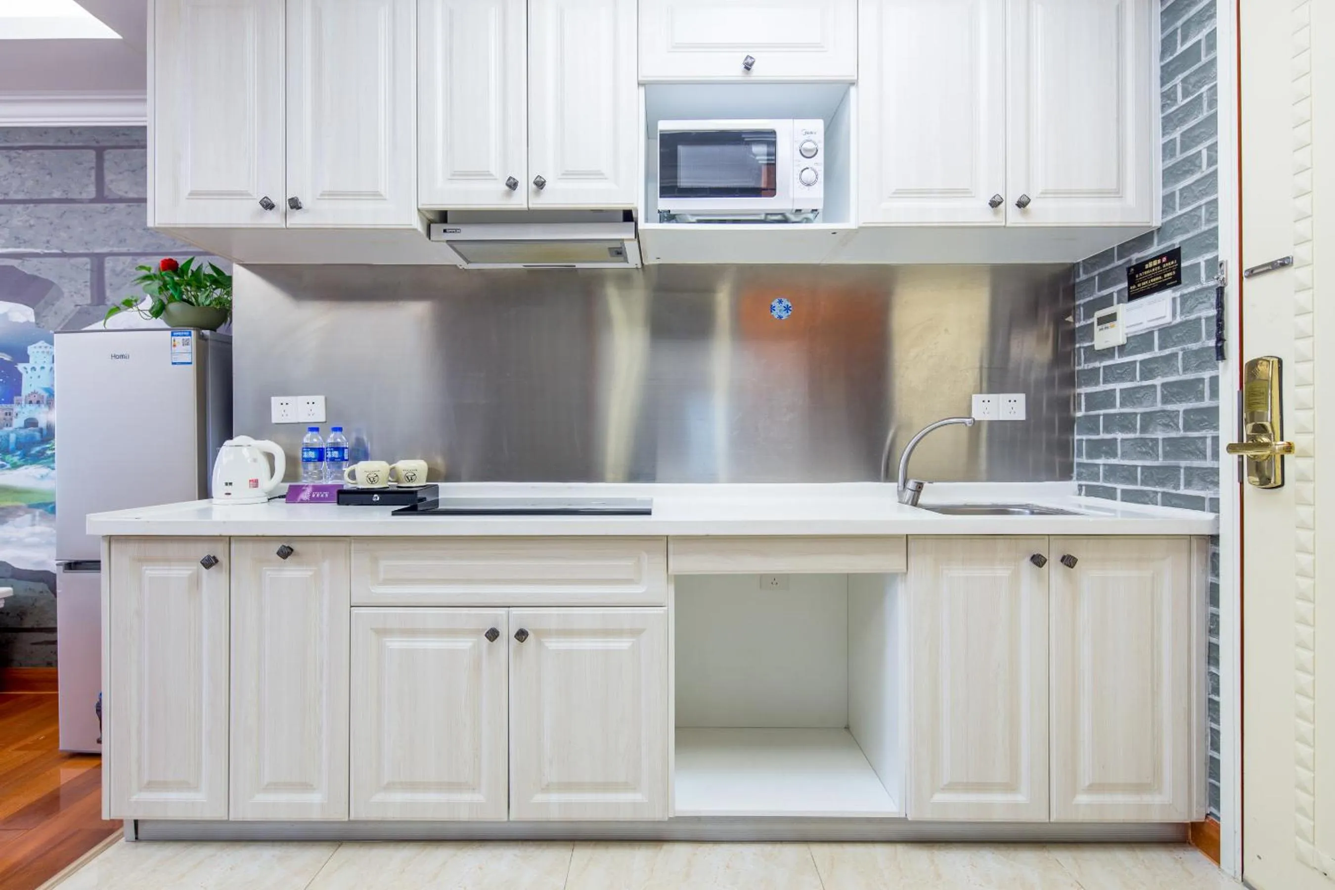 Kitchen or kitchenette in Guangzhou Manhattan International Apartment Zhengjia Free bus services are provided for the first and second phases