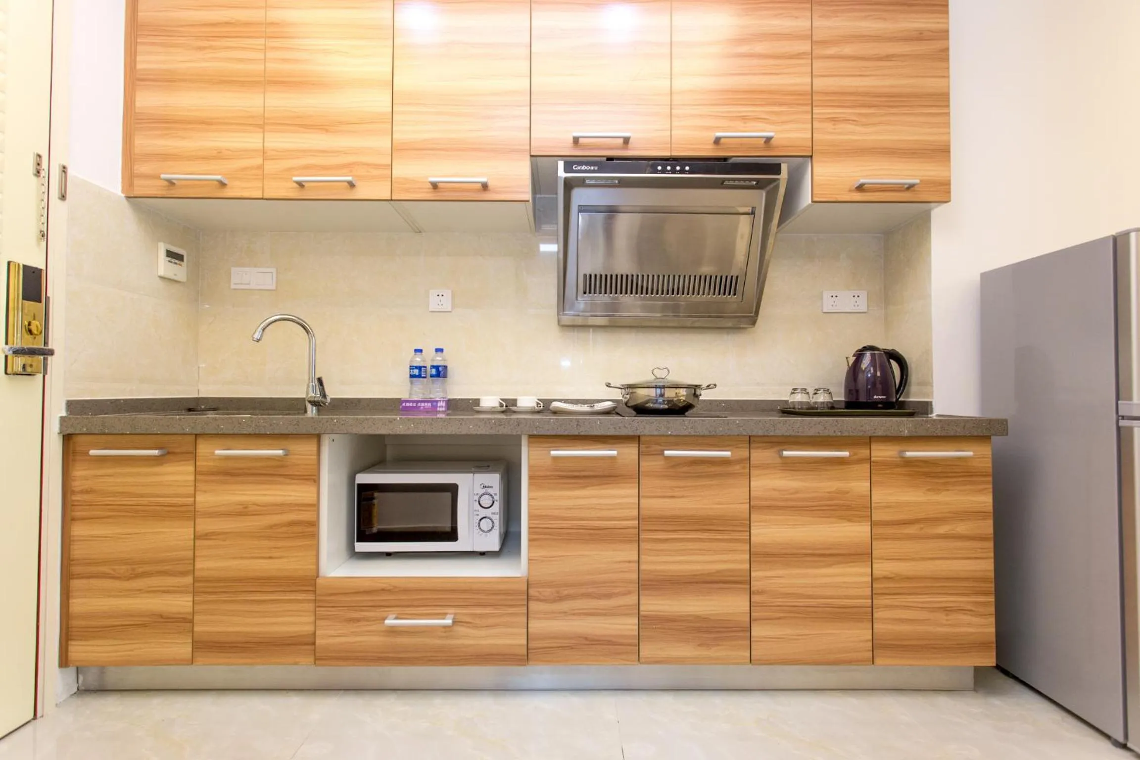 Kitchen or kitchenette in Guangzhou Manhattan International Apartment Zhengjia Free bus services are provided for the first and second phases