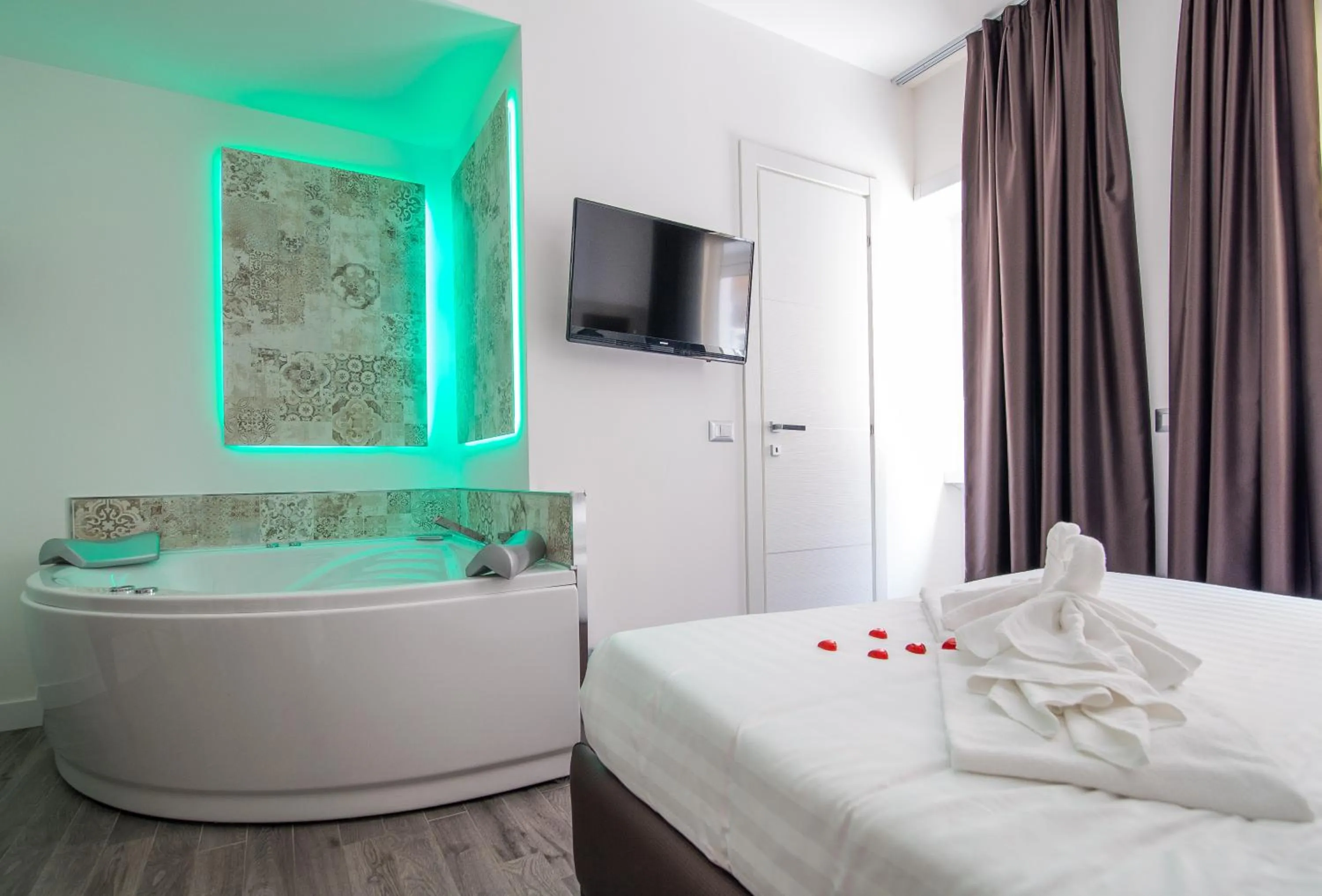 Hot Tub, Bed in Vatican Relais Rome