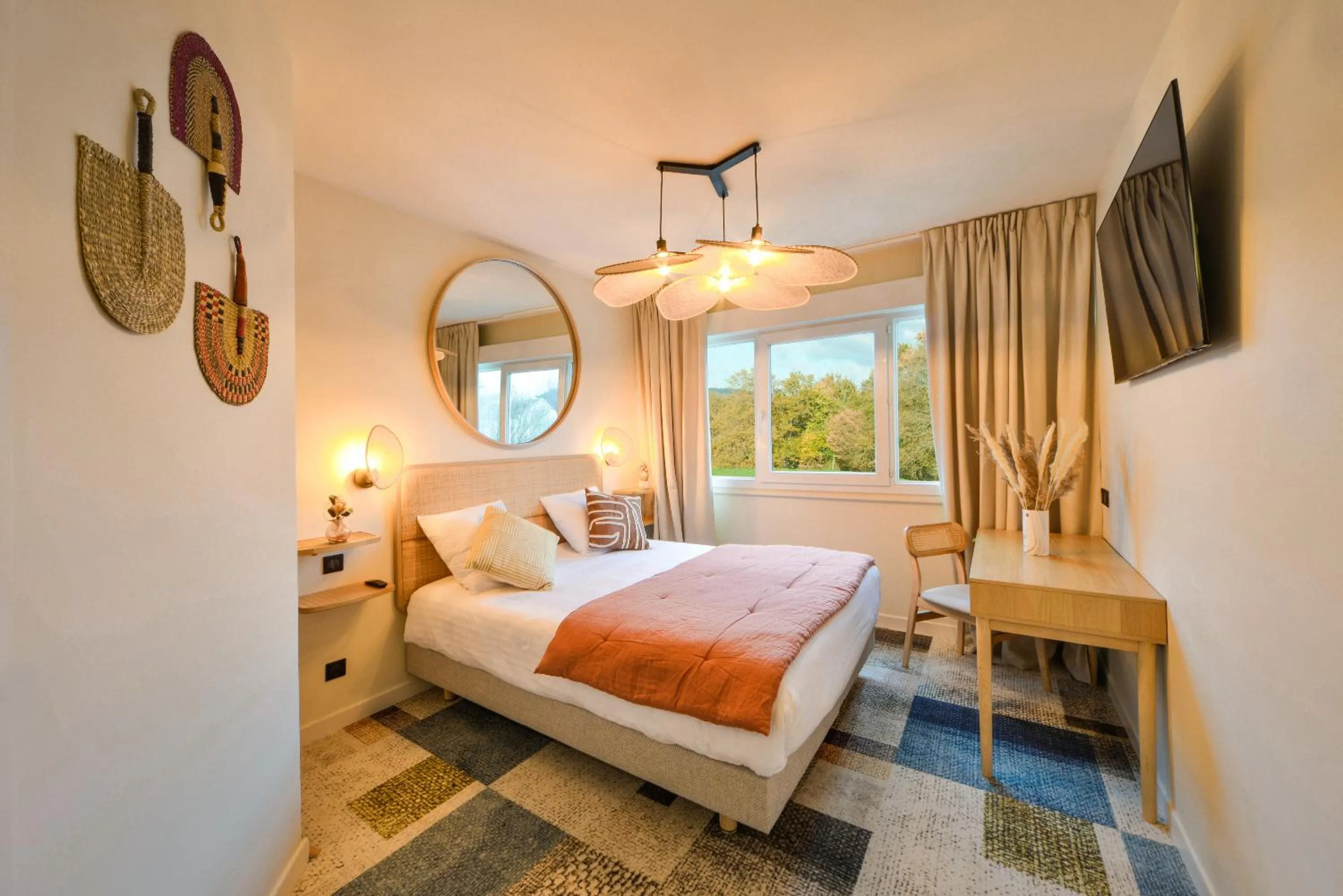 Bedroom, Bed in B Hôtel Olympia Bourges - rénovation terminée