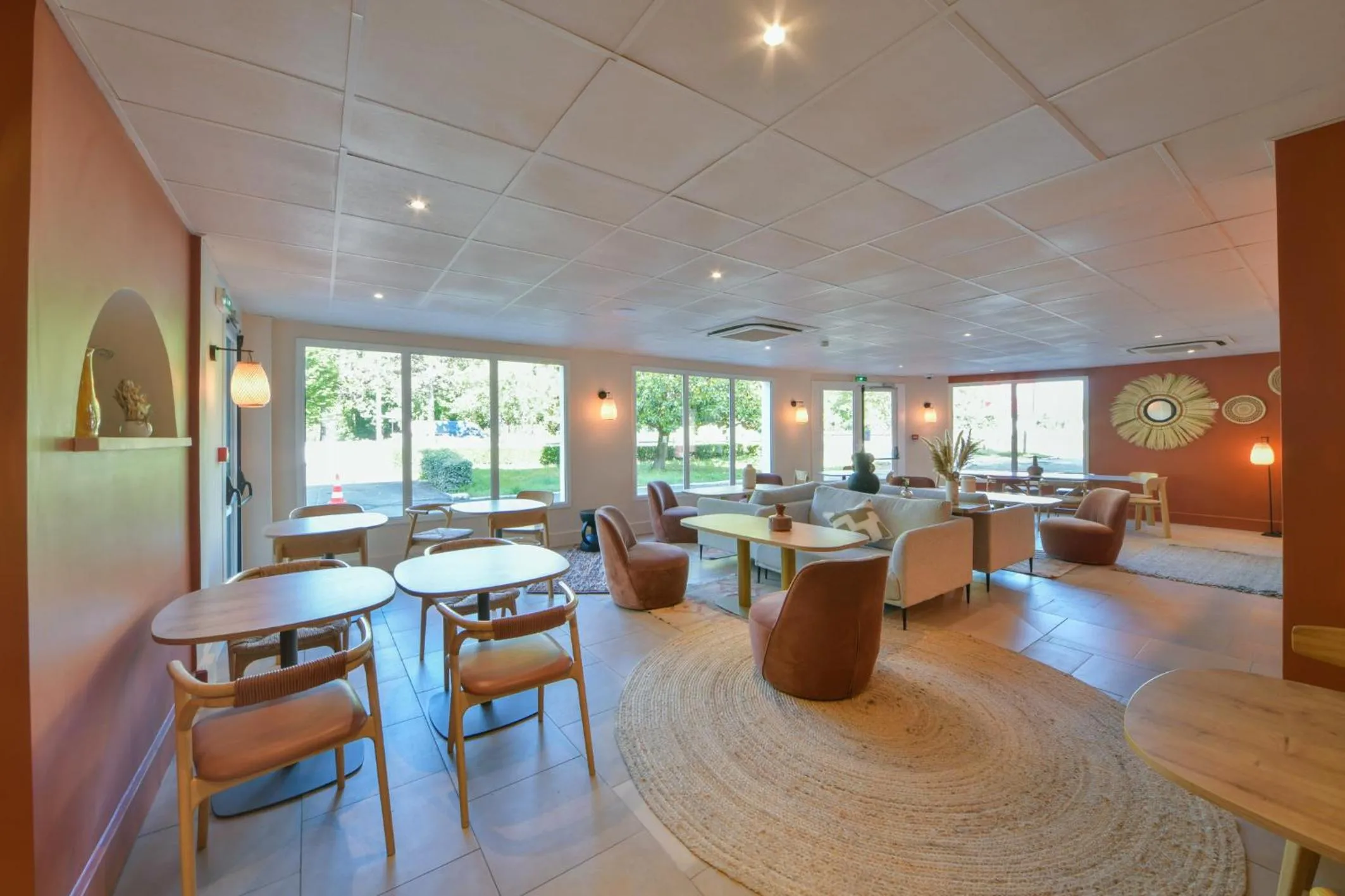 Lounge or bar in BHOMA Bourges - Hôtel