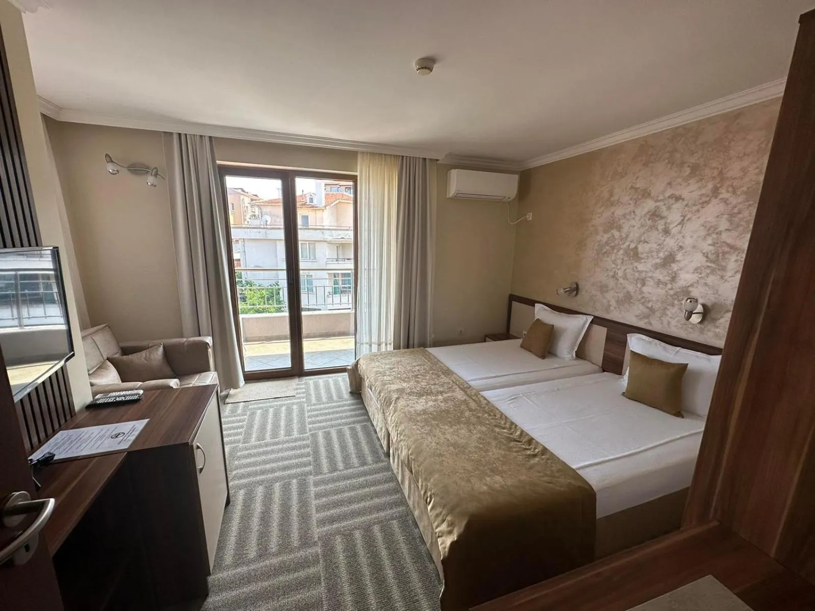 Photo of the whole room, Bed in Family Hotel Radiana