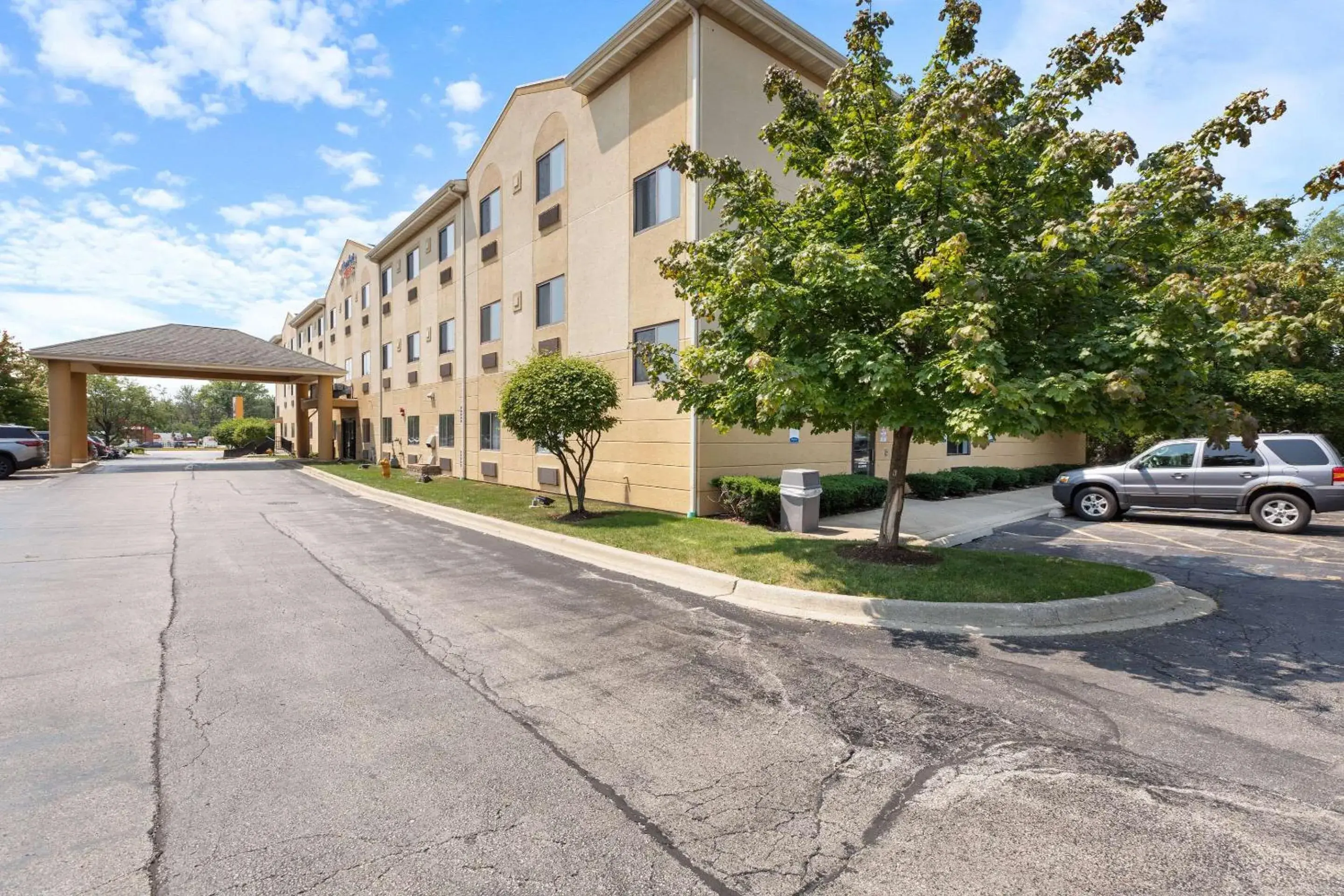 Property building in Comfort Suites Lombard - Addison Property building in Comfort Suites Lombard - Addison