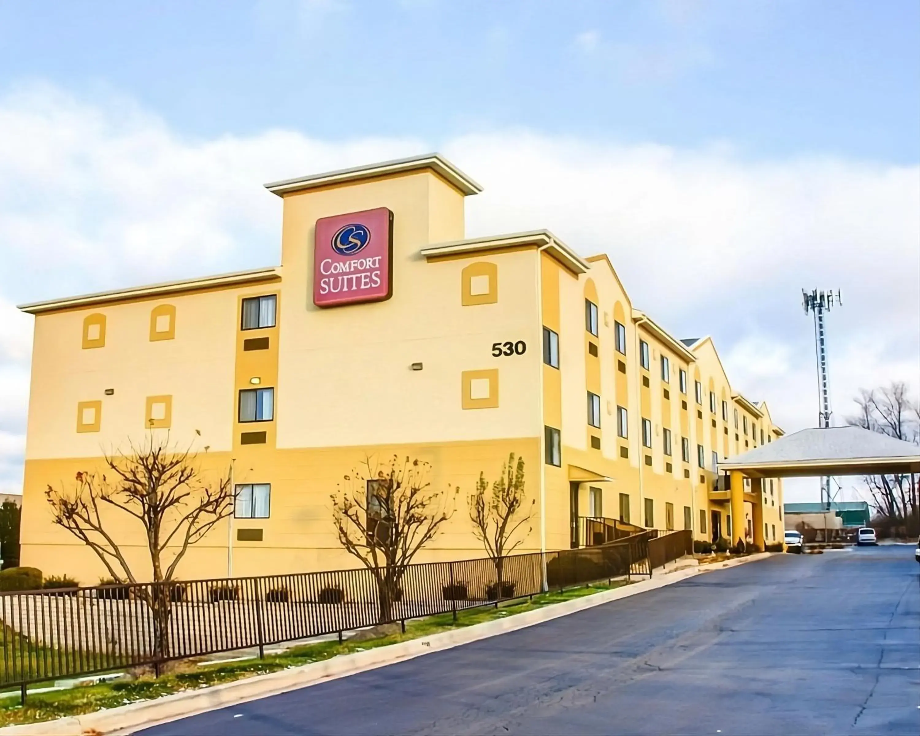 Property building in Comfort Suites Lombard - Addison Property building in Comfort Suites Lombard - Addison