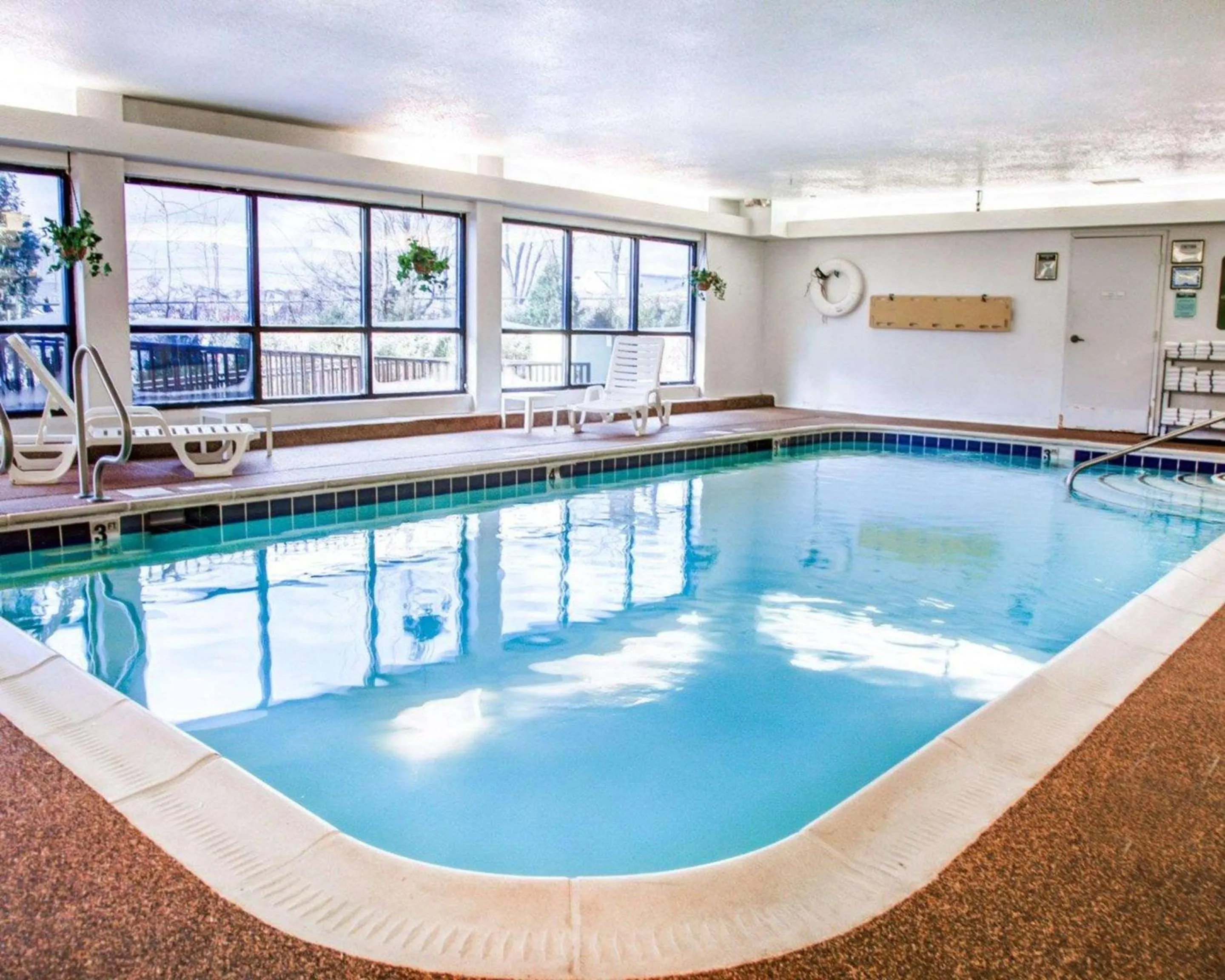 Swimming pool in Comfort Suites Lombard - Addison