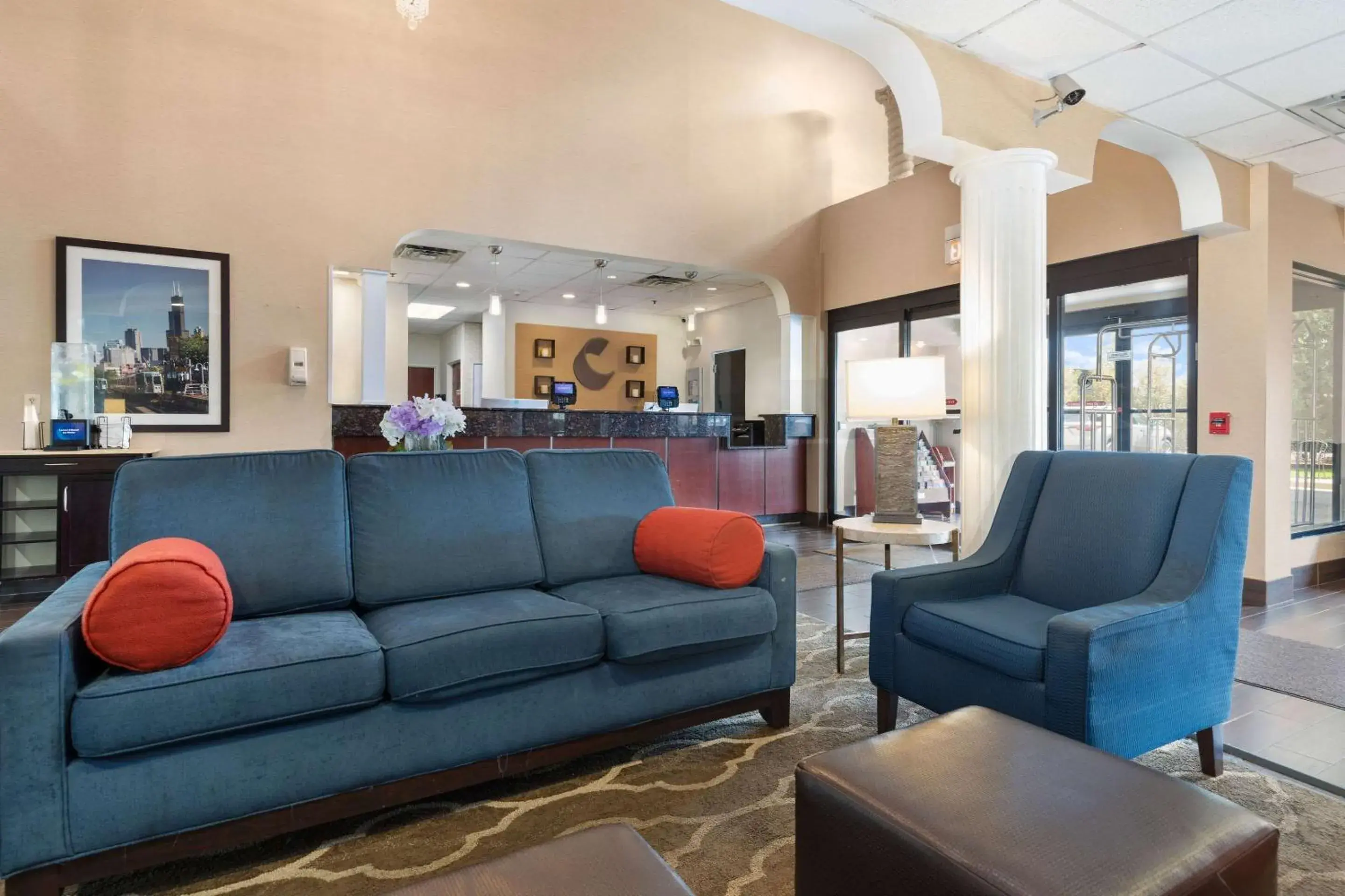 Lobby or reception in Comfort Suites Lombard - Addison Lobby or reception in Comfort Suites Lombard - Addison