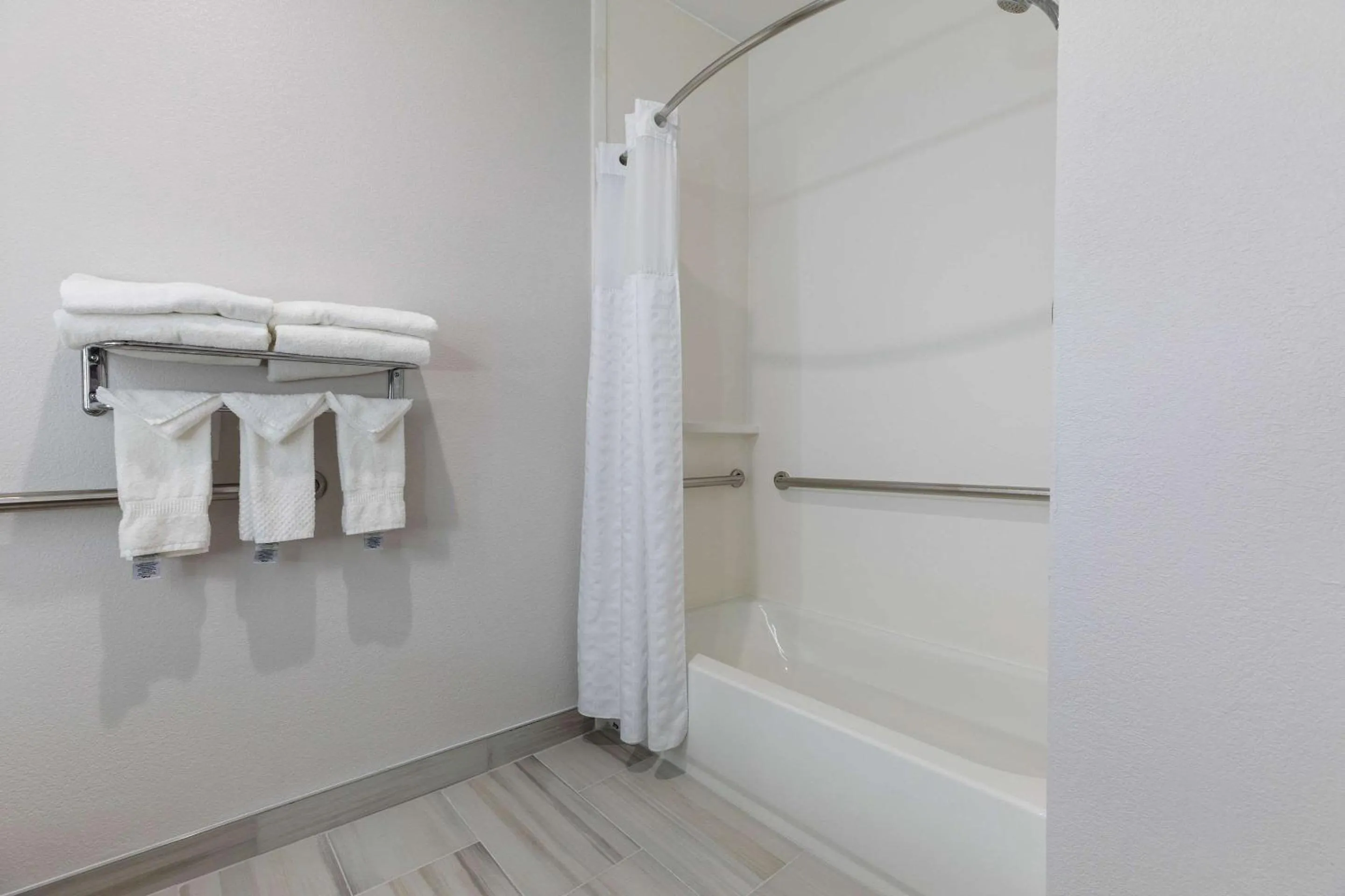 Bedroom in Comfort Suites Lombard - Addison