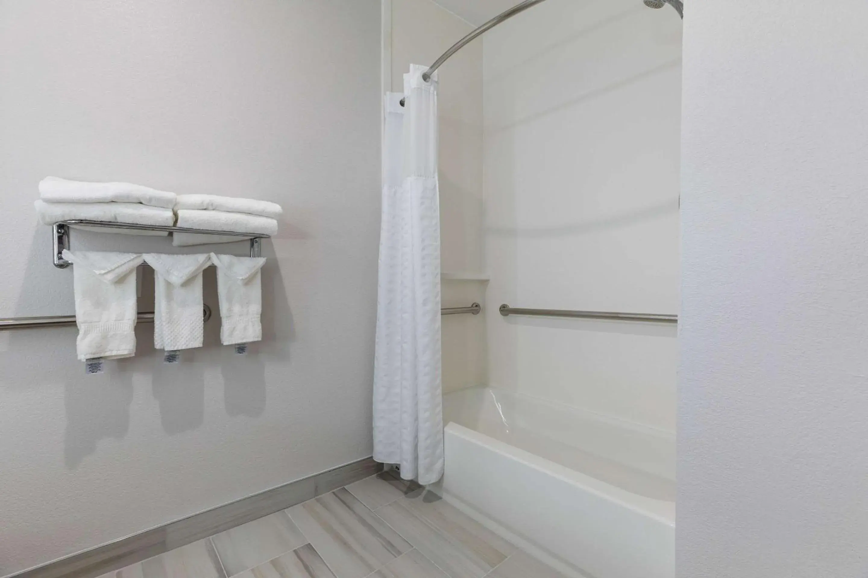 Bedroom in Comfort Suites Lombard - Addison Bedroom in Comfort Suites Lombard - Addison