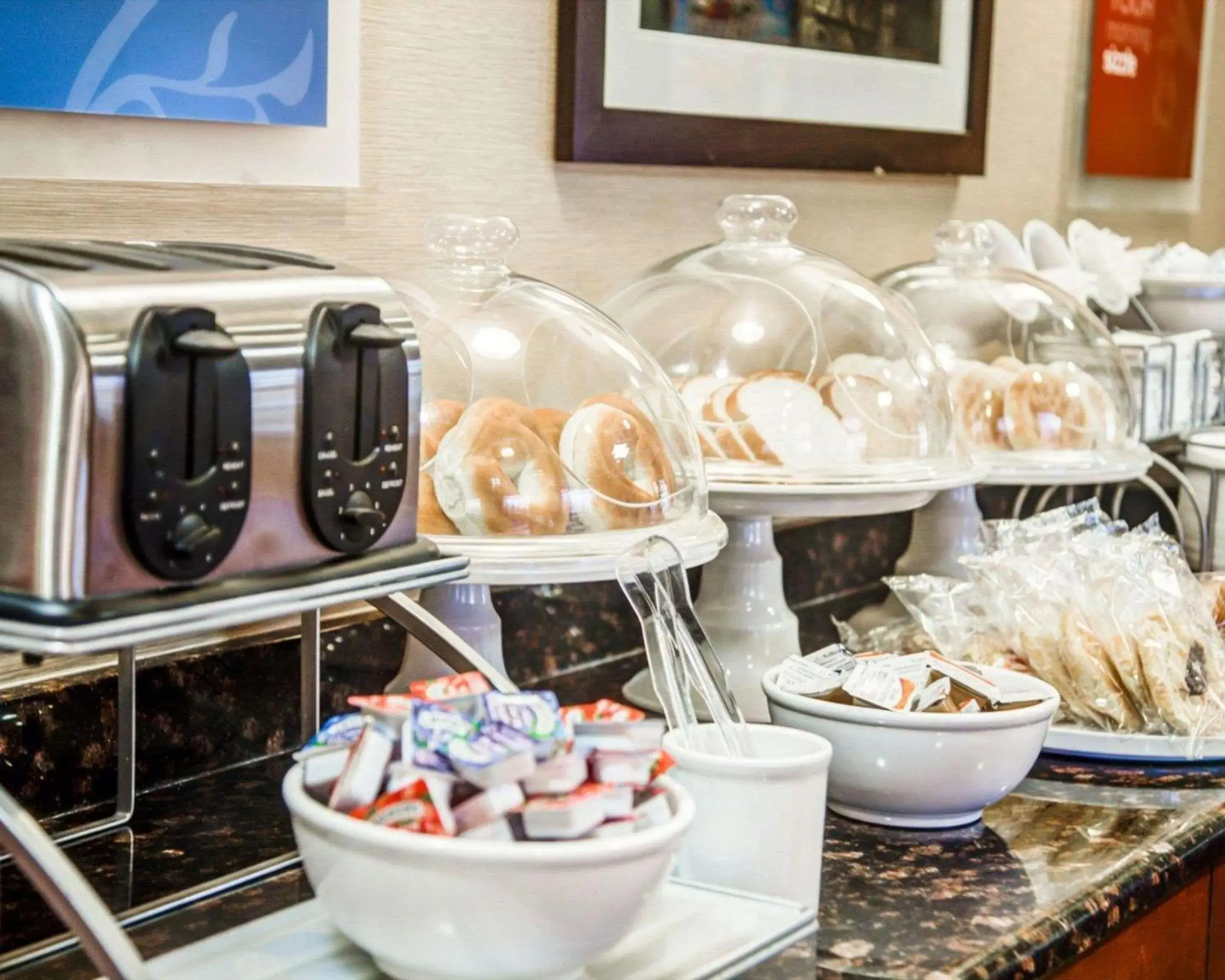 Breakfast in Comfort Suites Lombard - Addison Breakfast in Comfort Suites Lombard - Addison