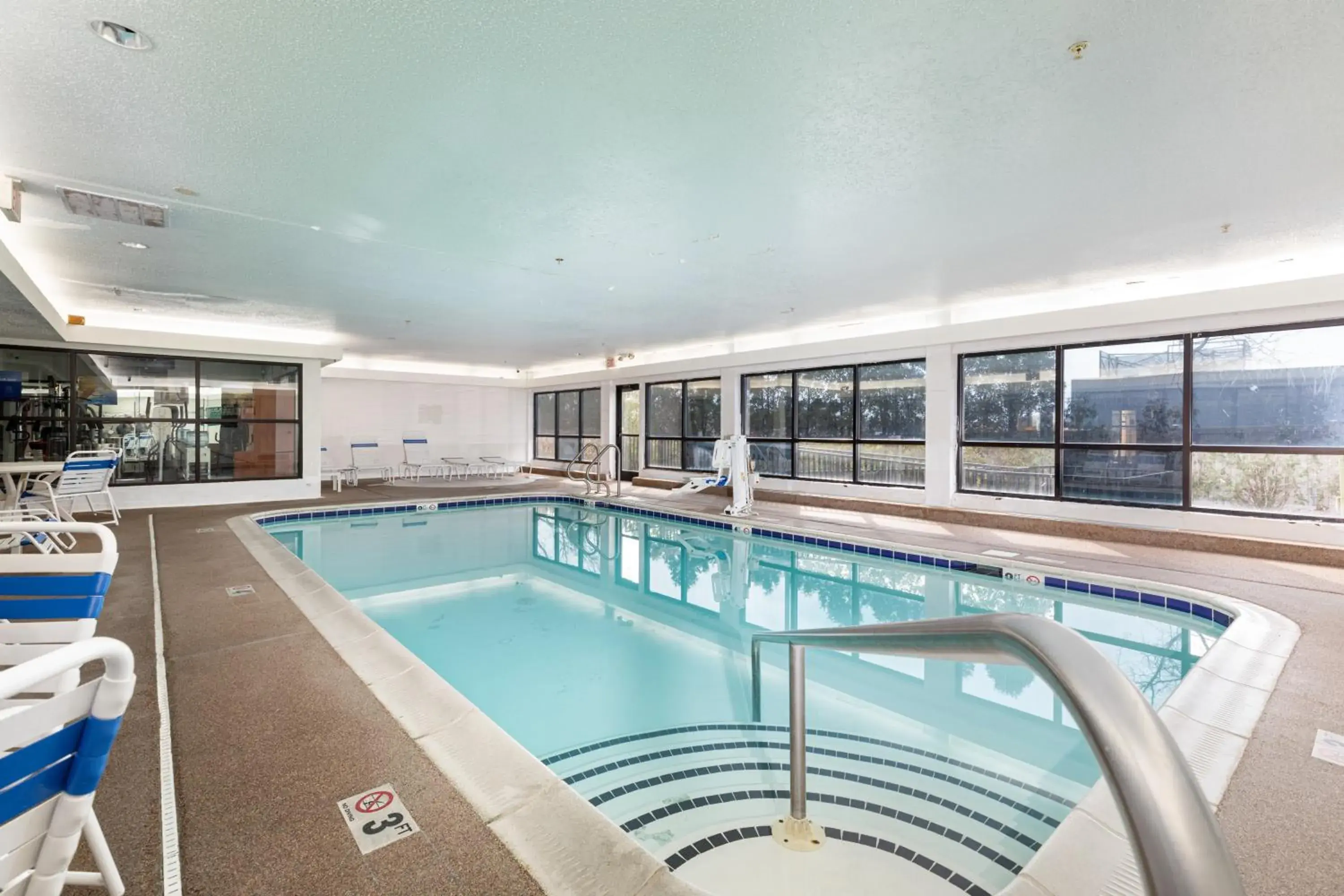 Swimming pool in Comfort Suites Lombard - Addison Swimming pool in Comfort Suites Lombard - Addison
