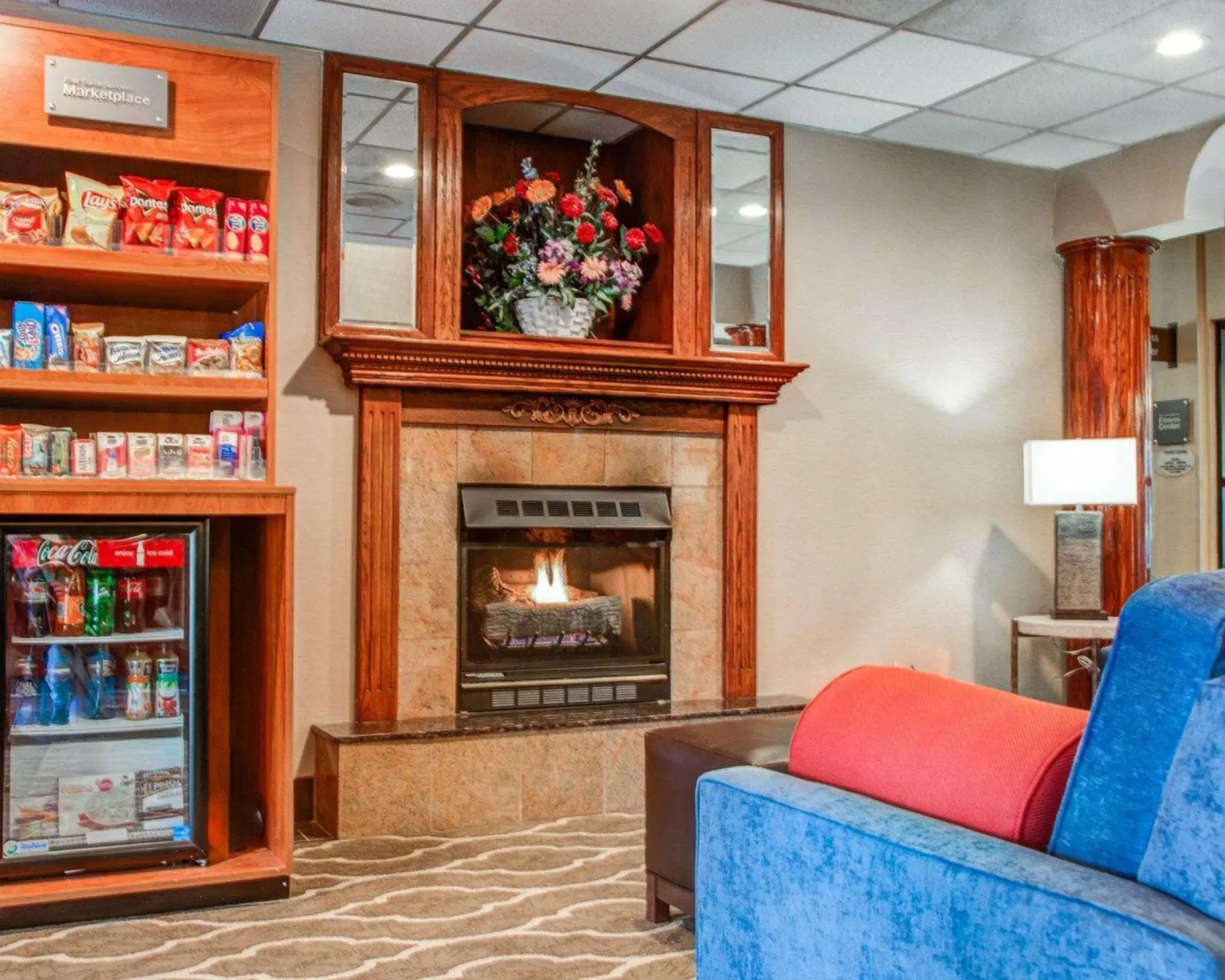 Lobby or reception in Comfort Suites Lombard - Addison Lobby or reception in Comfort Suites Lombard - Addison
