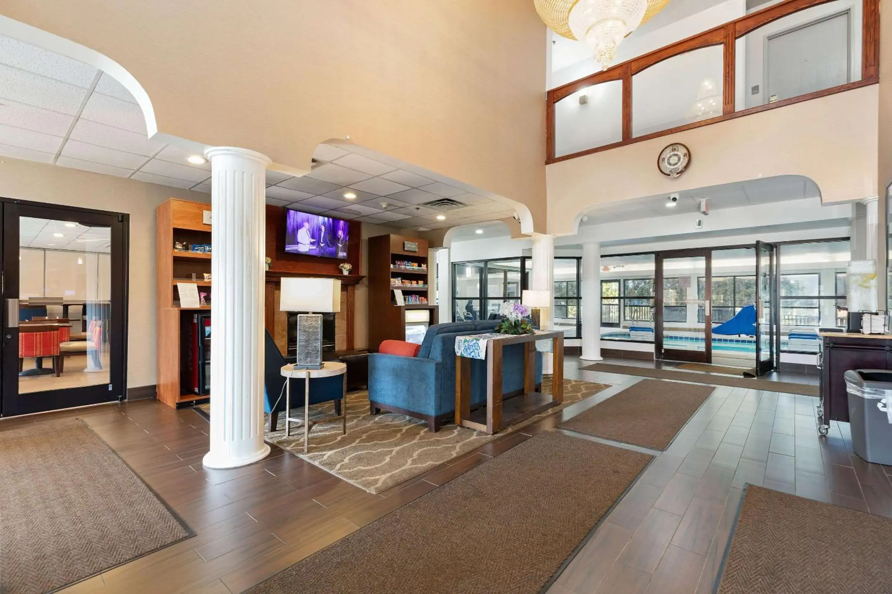 Lobby or reception in Comfort Suites Lombard - Addison Lobby or reception in Comfort Suites Lombard - Addison