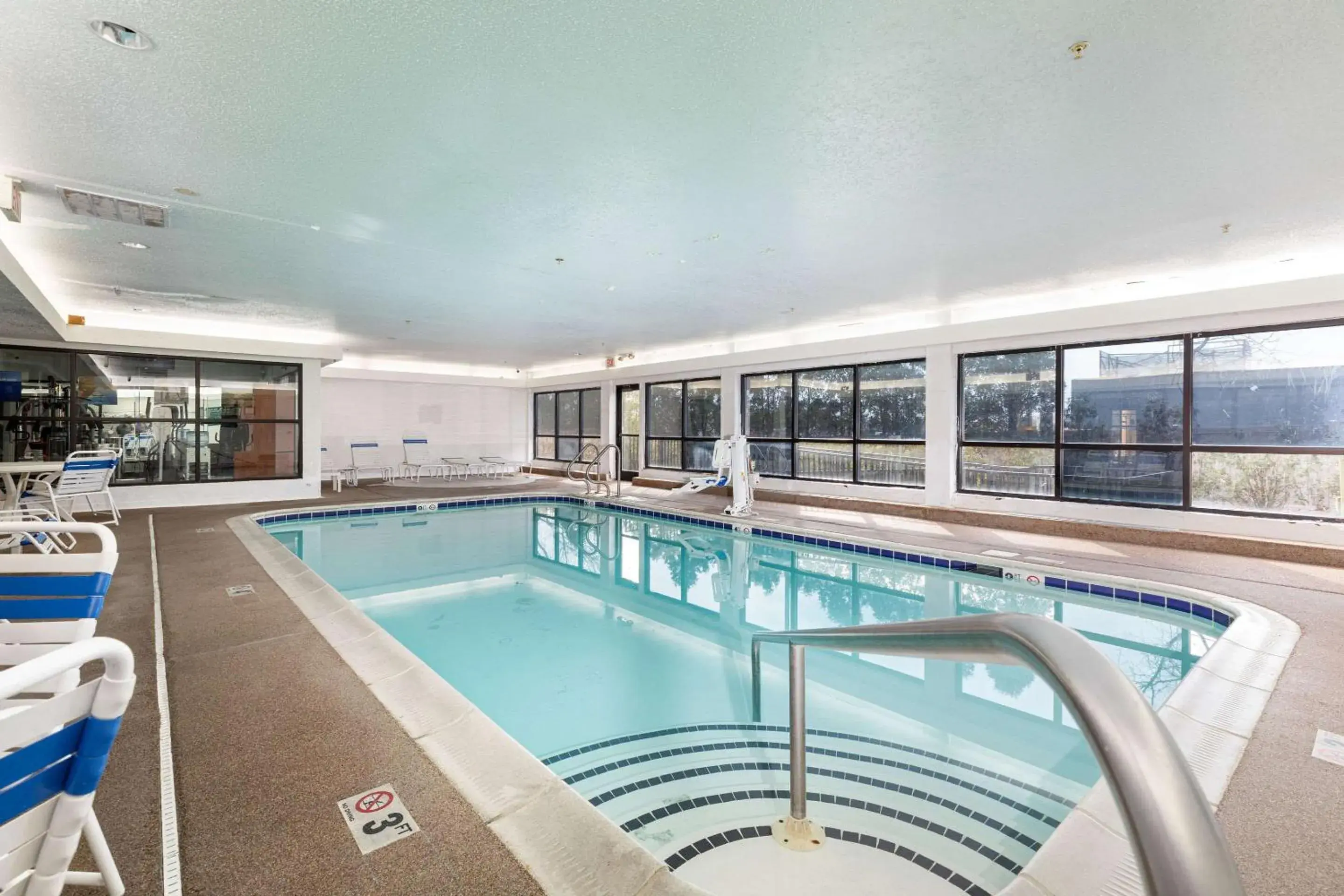 Swimming pool in Comfort Suites Lombard - Addison Swimming pool in Comfort Suites Lombard - Addison