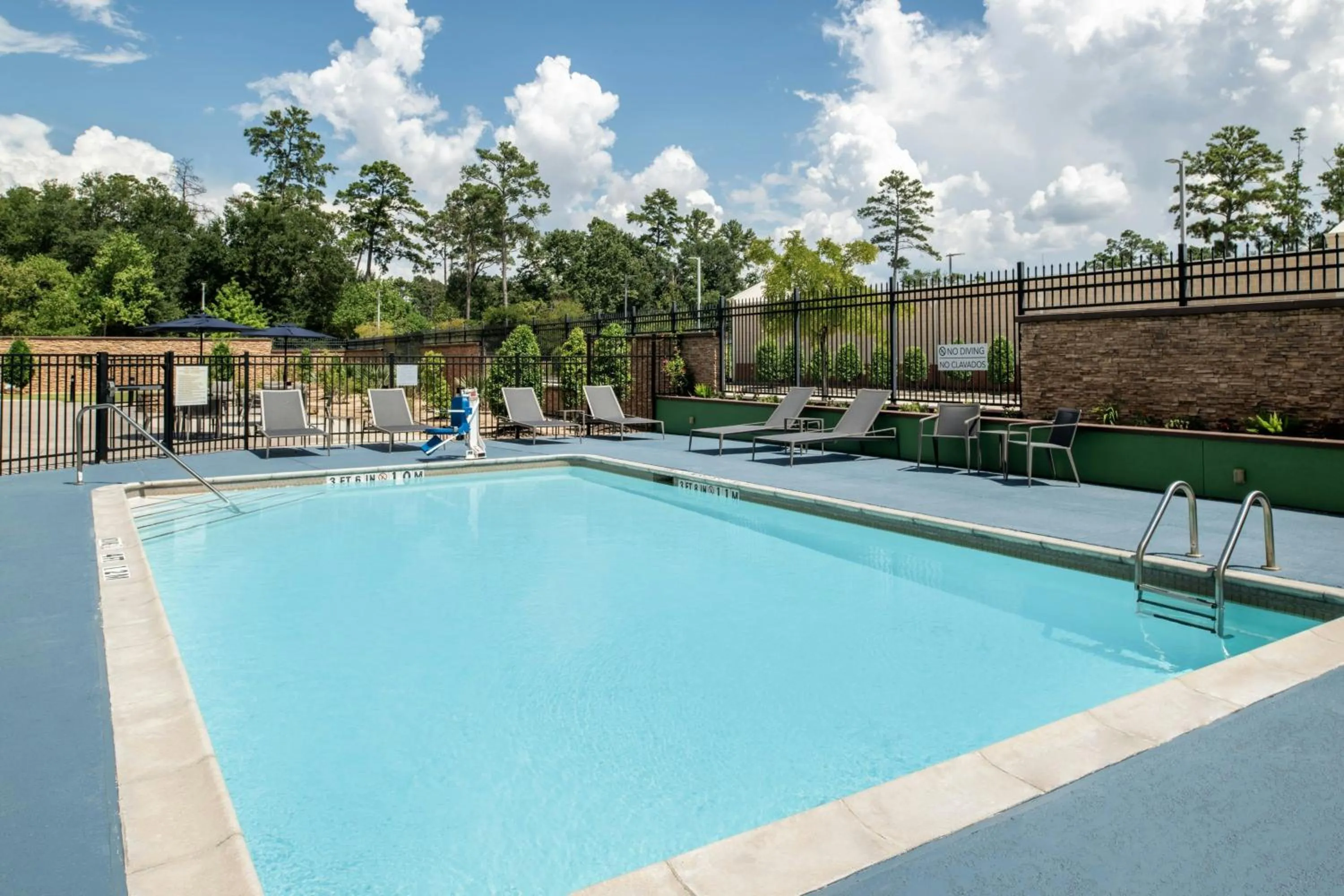 Swimming pool in Courtyard by Marriott Houston City Place