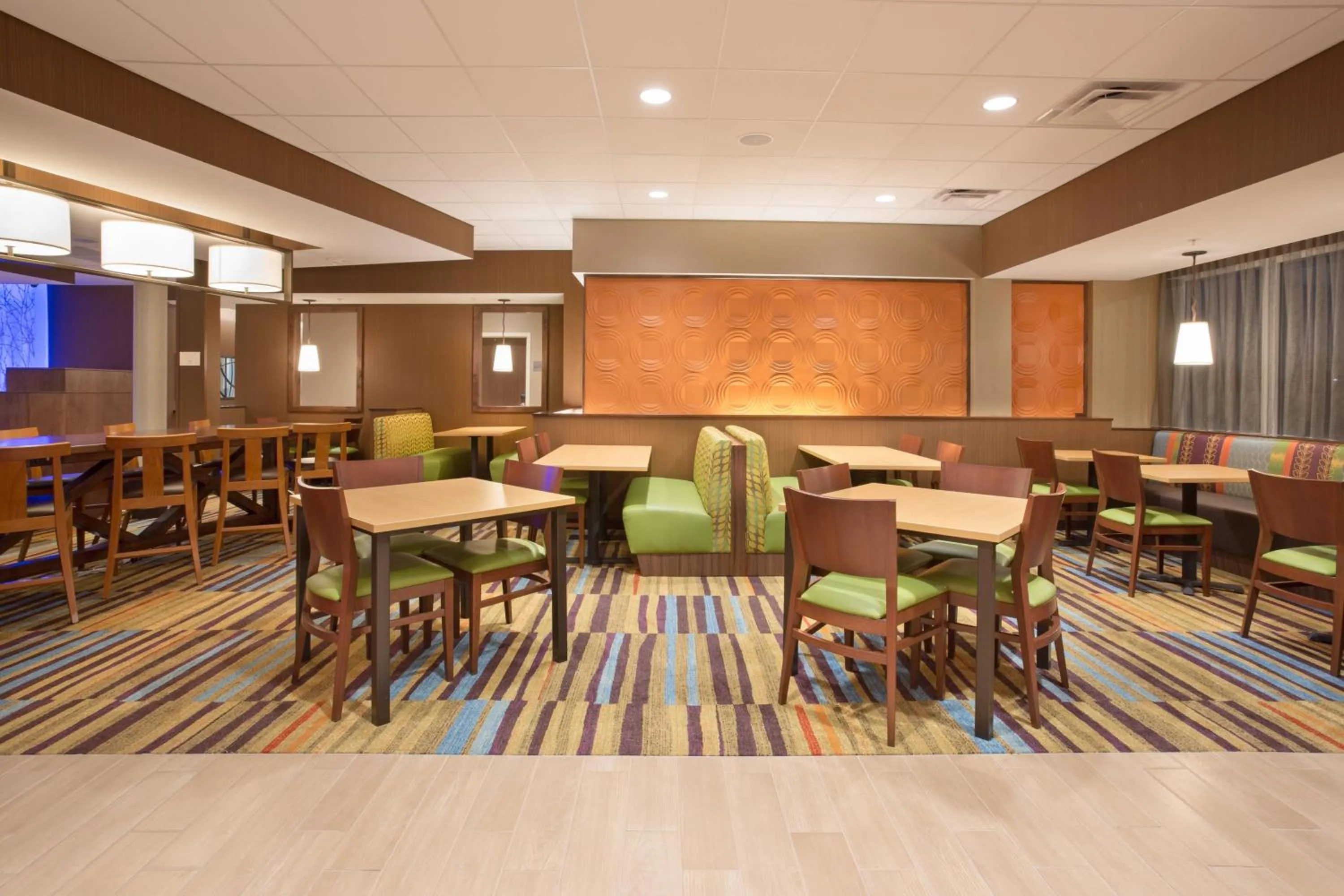 Breakfast in Fairfield Inn & Suites by Marriott Burlington