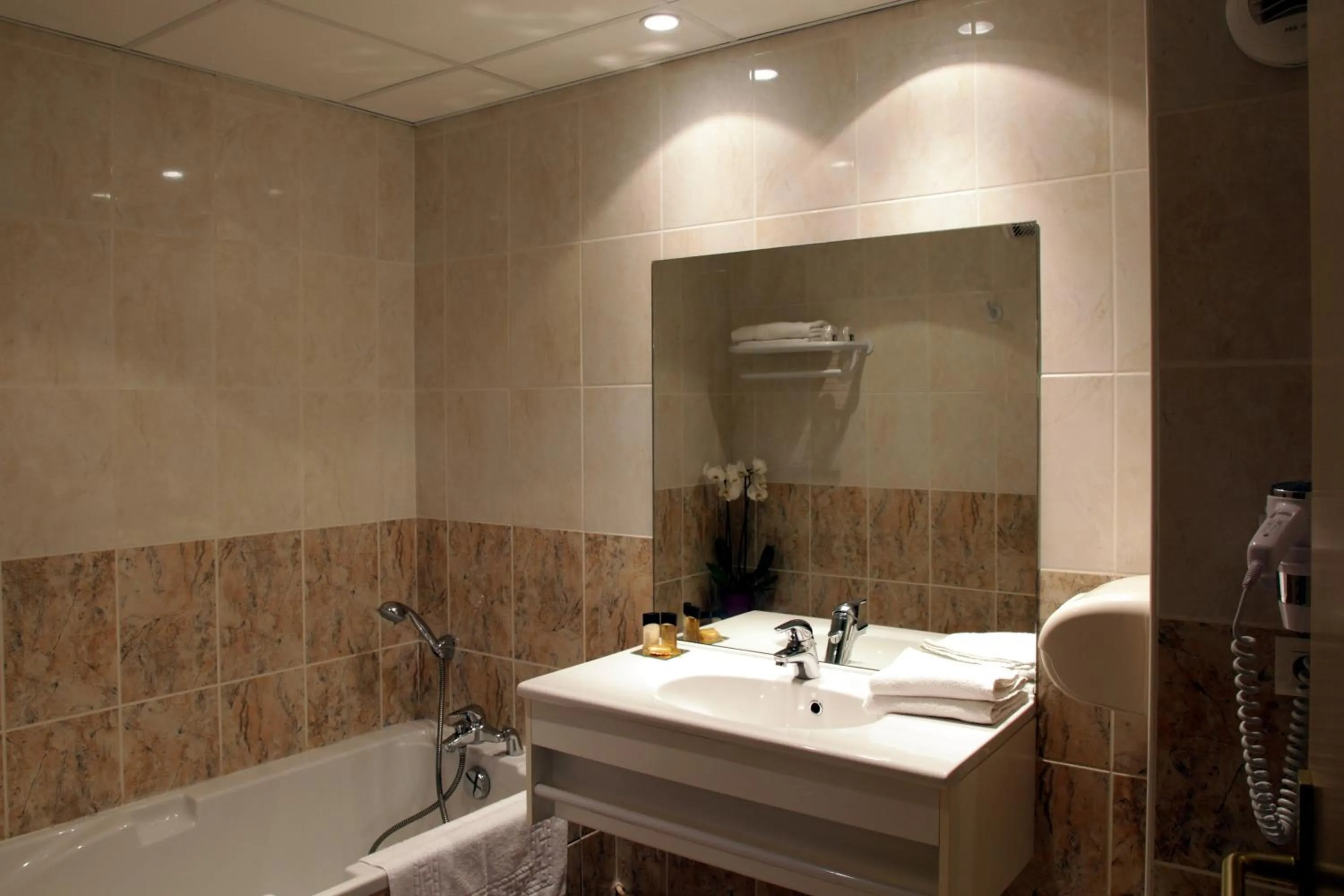 Bathroom in The Originals City, Hôtel Paray-le-Monial