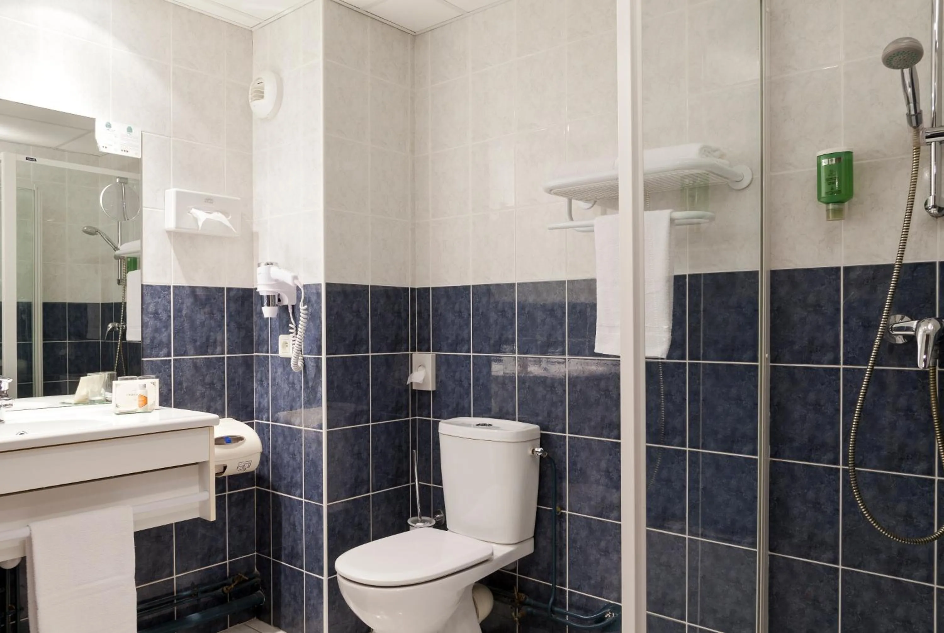 Bathroom in The Originals City, Hôtel Paray-le-Monial