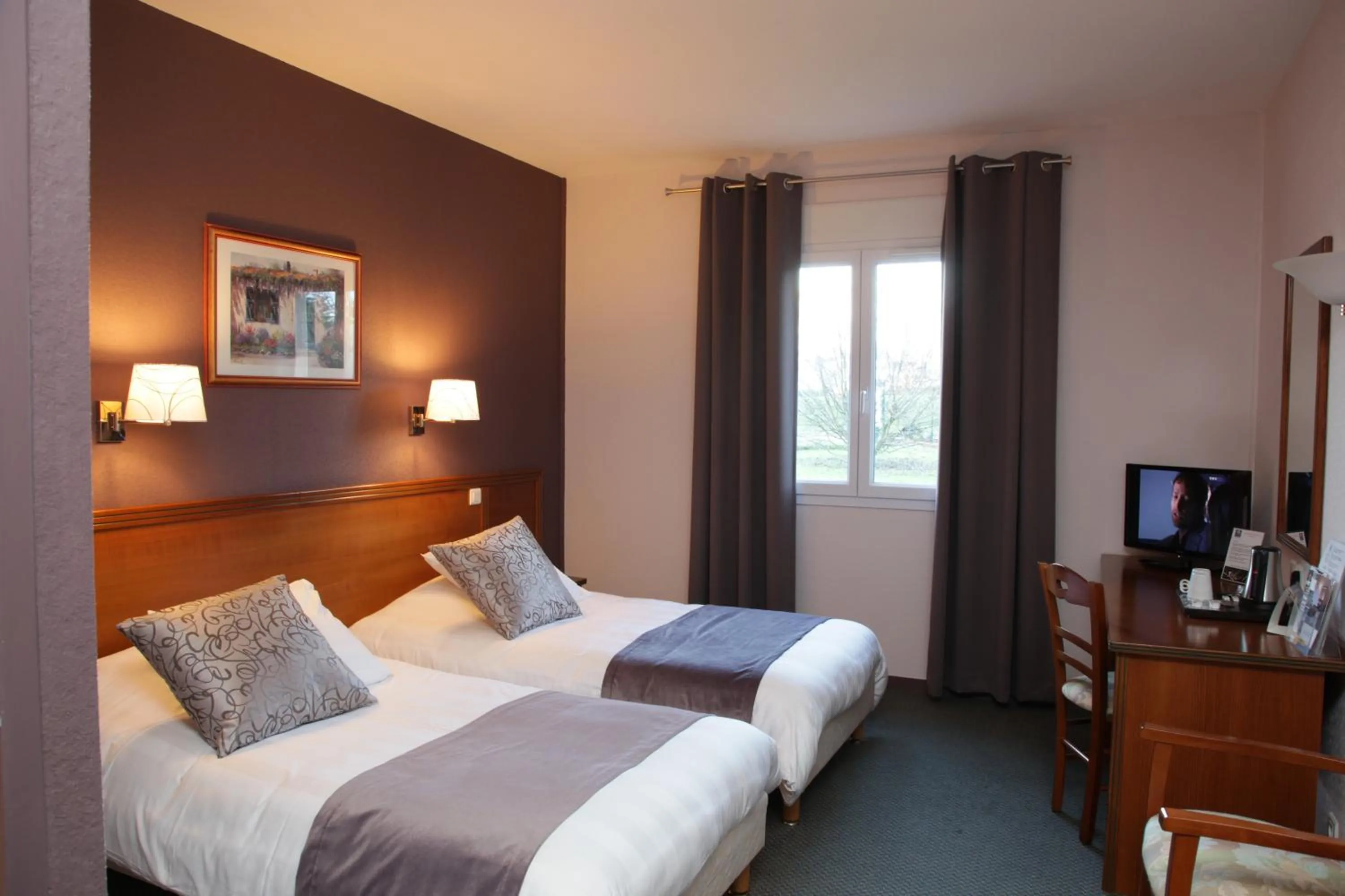 Photo of the whole room, Bed in The Originals City, Hôtel Paray-le-Monial