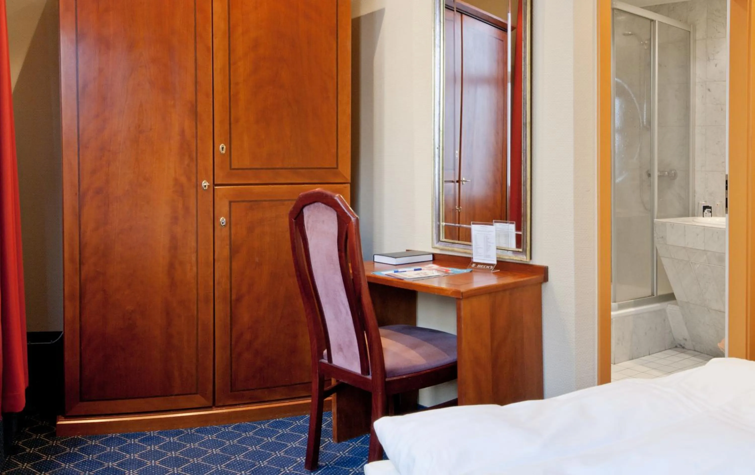 Photo of the whole room, TV/Entertainment Center in Hotel Deutsches Haus Mittweida