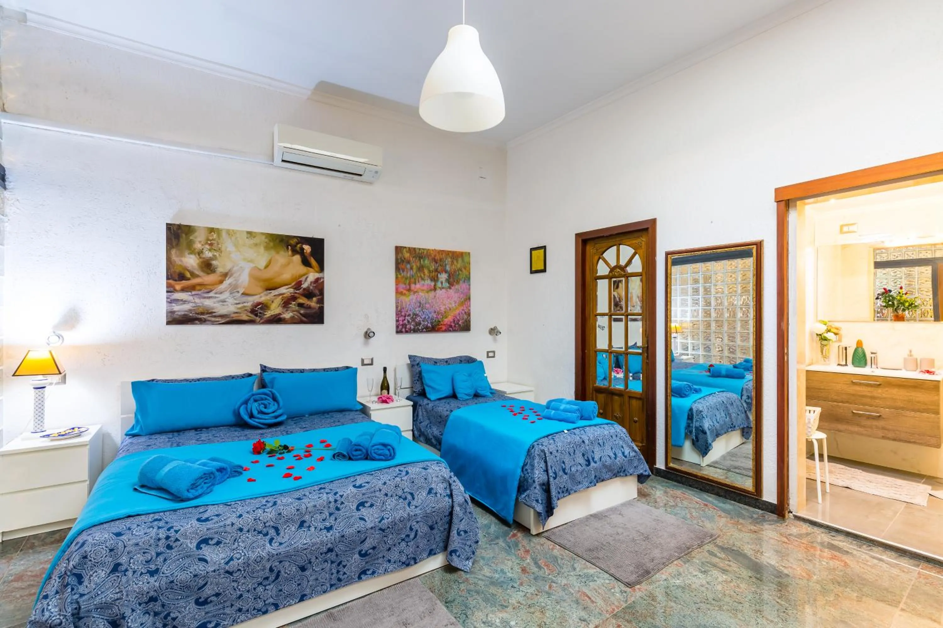 Photo of the whole room, Bed in Museo Filangieri Suite