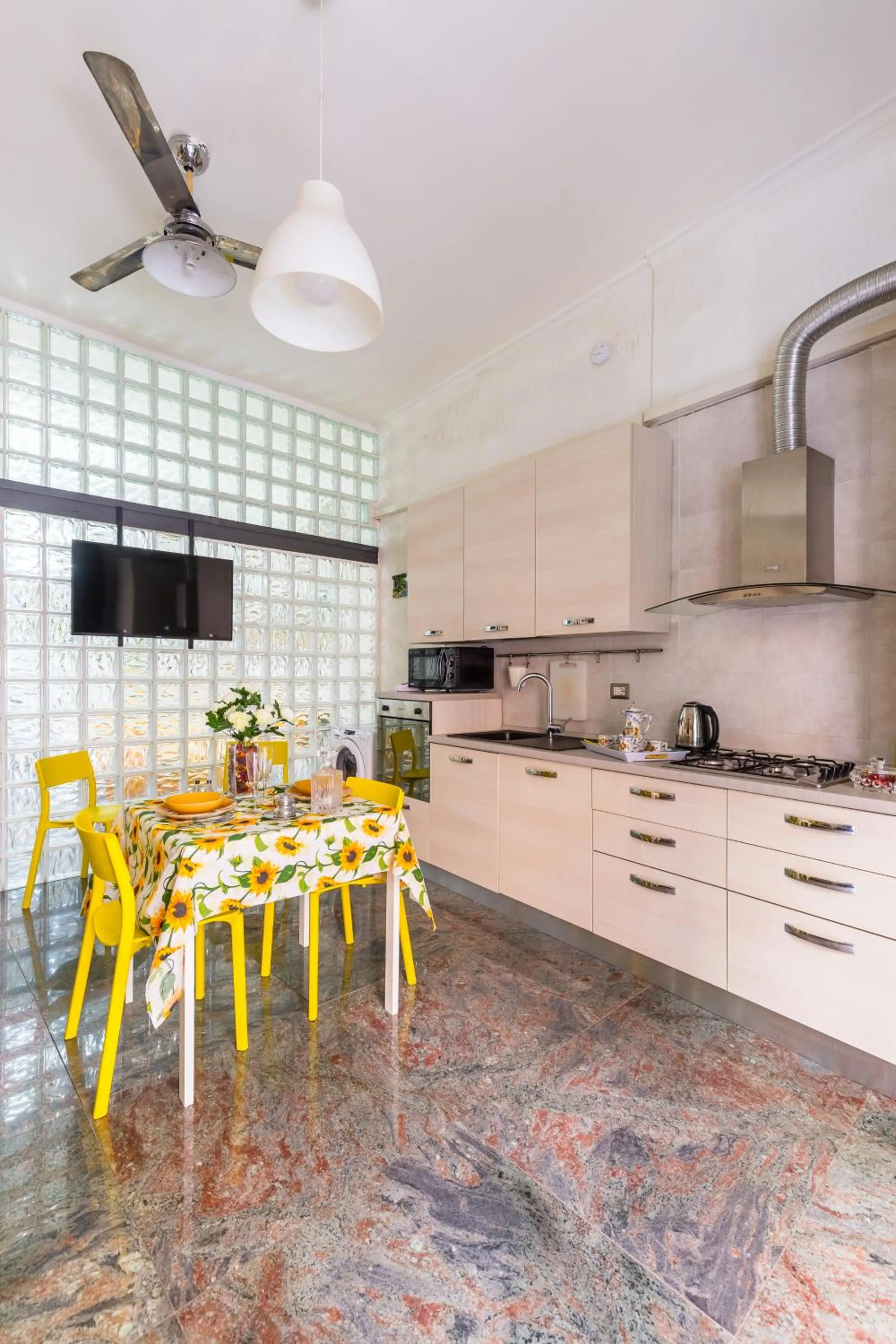 Kitchen or kitchenette in Museo Filangieri Suite