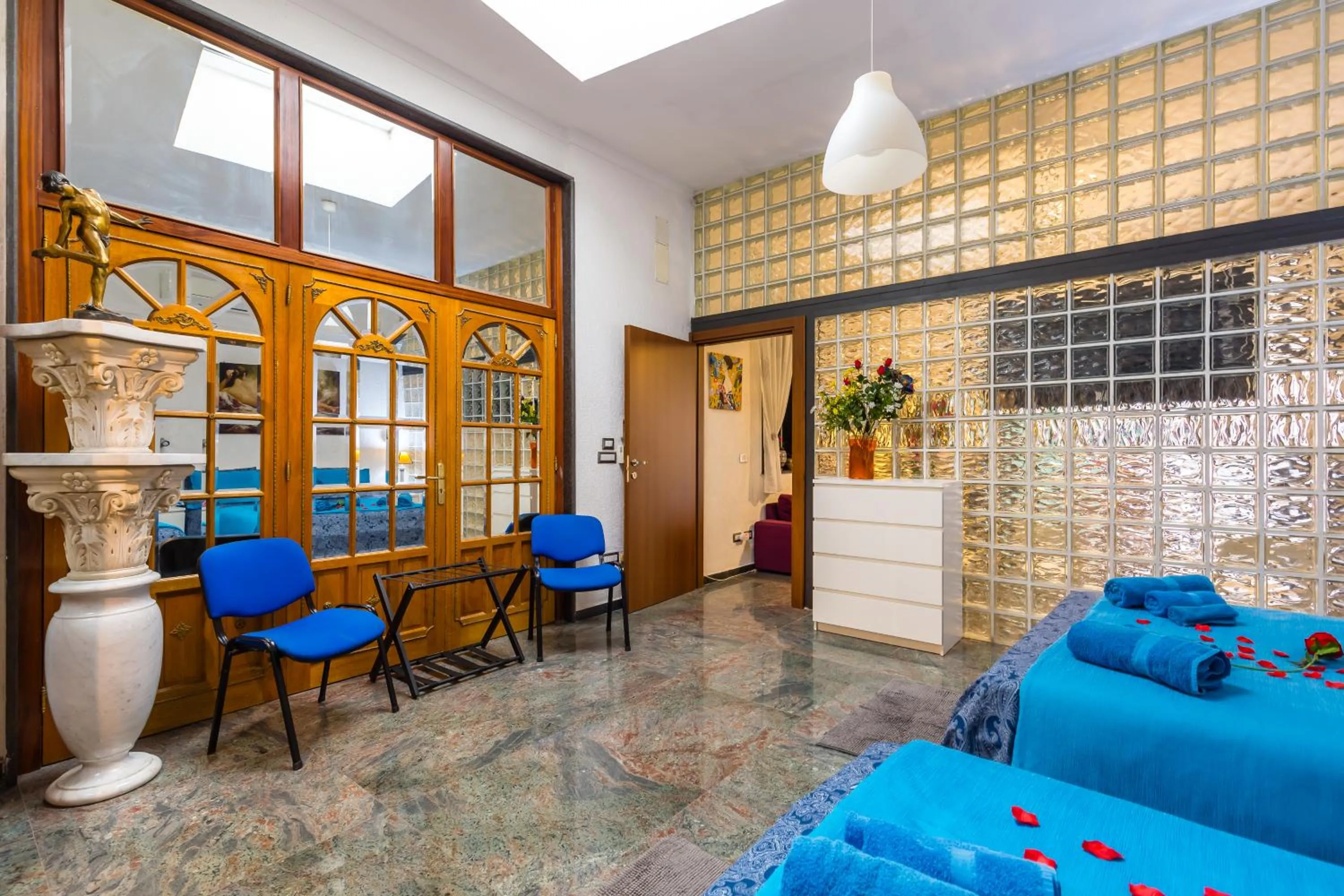Photo of the whole room in Museo Filangieri Suite