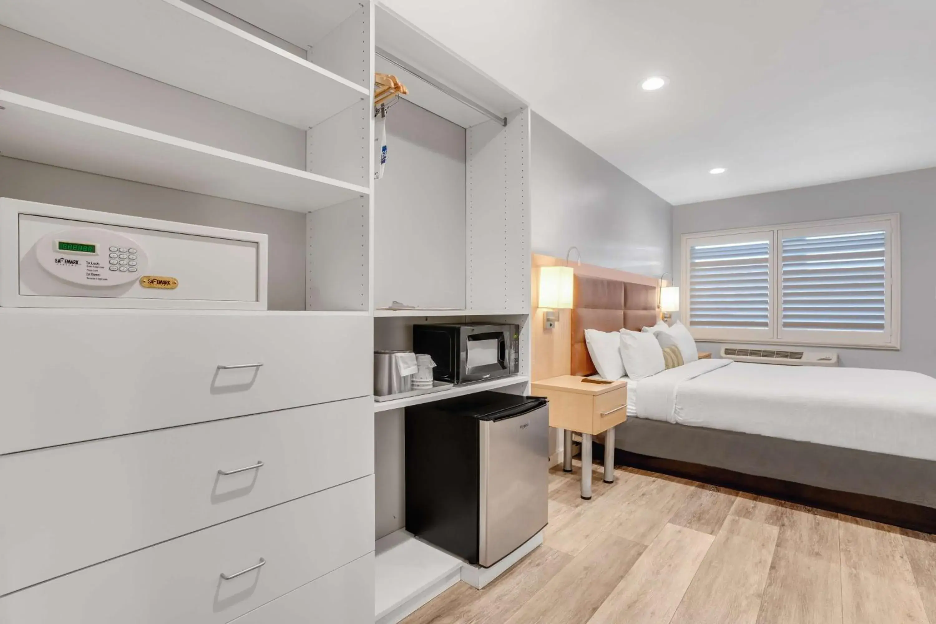 Bedroom, Bed in Travelodge by Wyndham Berkeley Bedroom, Bed in Travelodge by Wyndham Berkeley