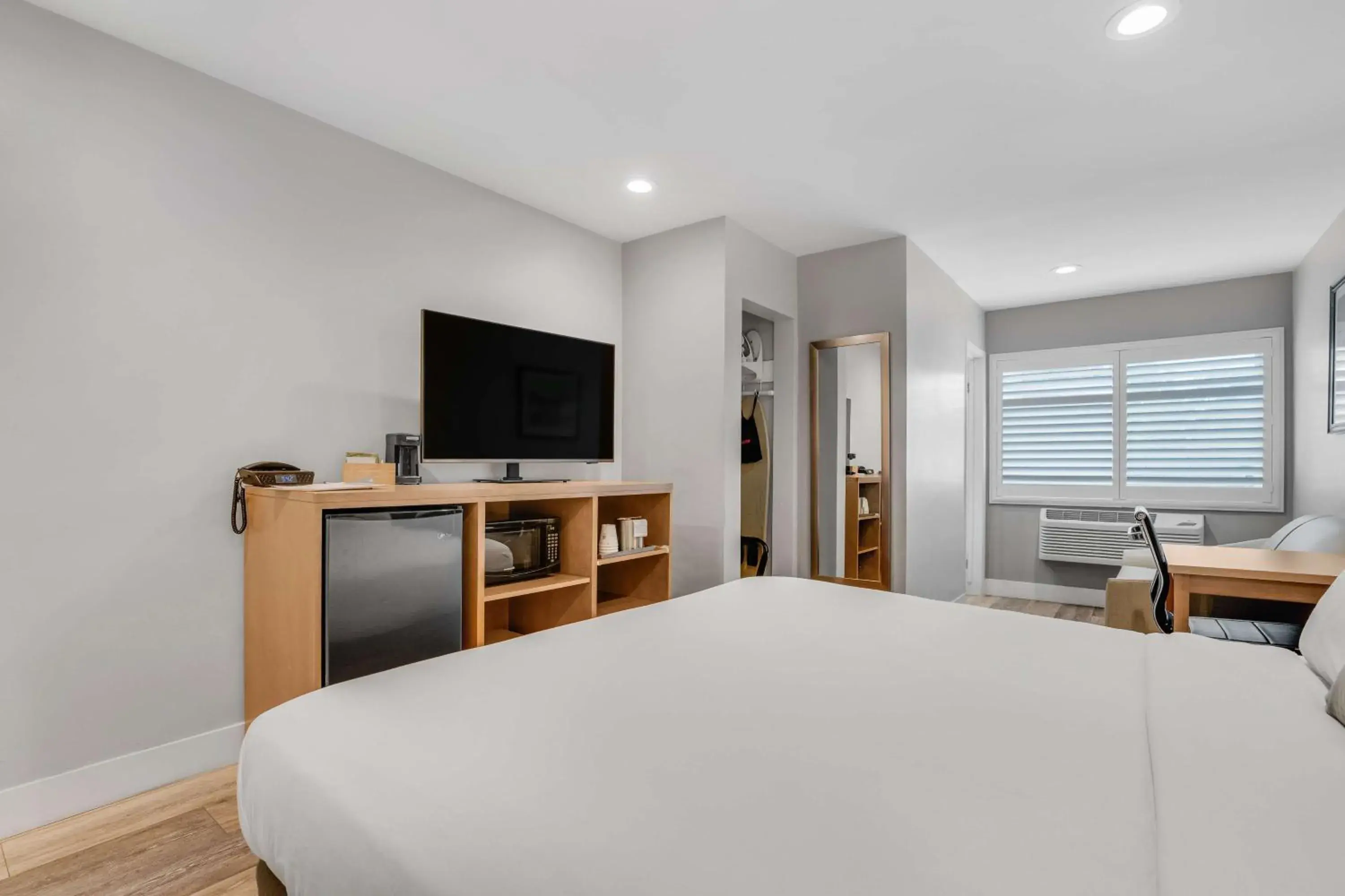 Bedroom, Bed in Travelodge by Wyndham Berkeley Bedroom, Bed in Travelodge by Wyndham Berkeley