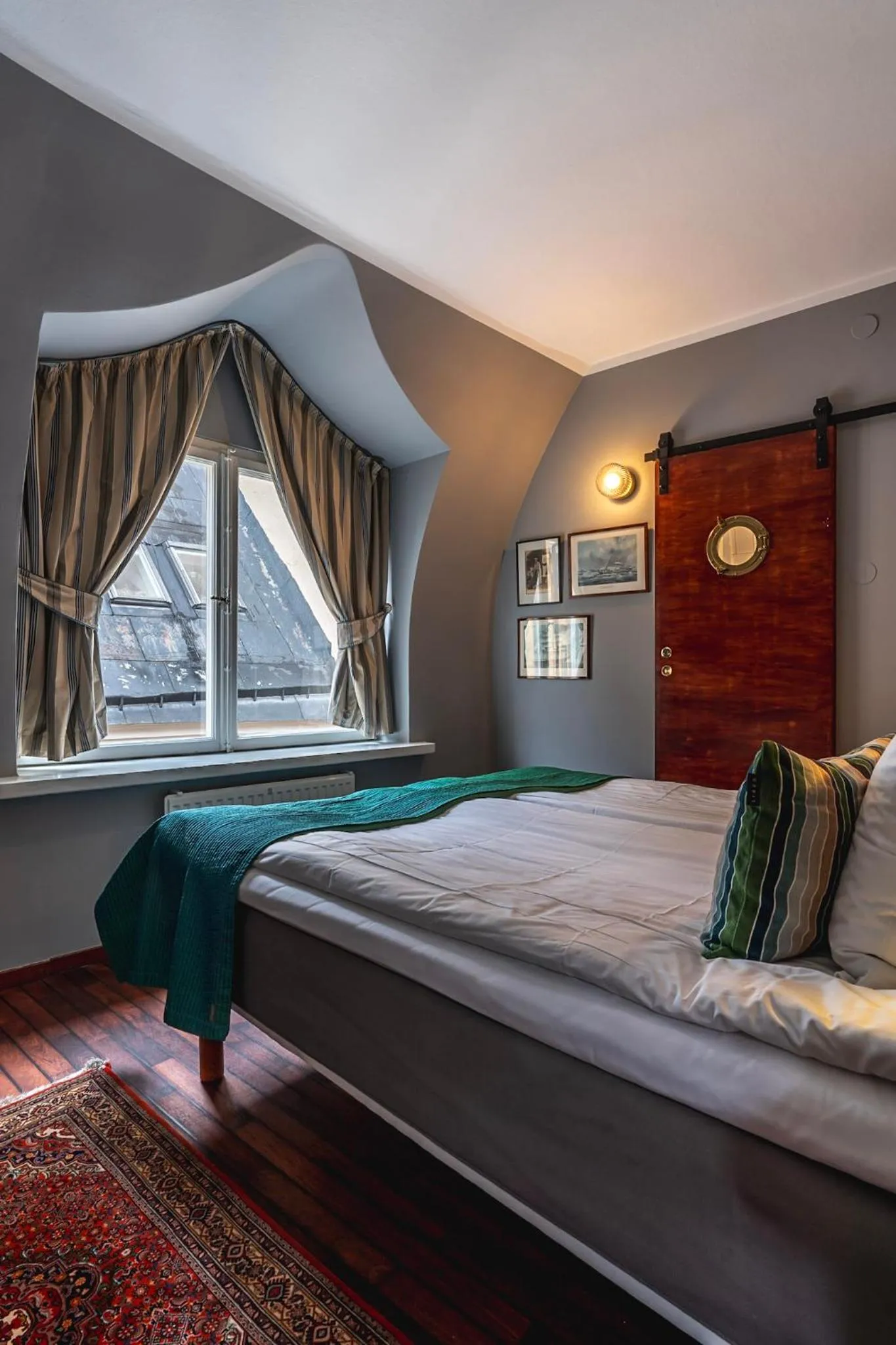 Bed in Lord Nelson Hotel