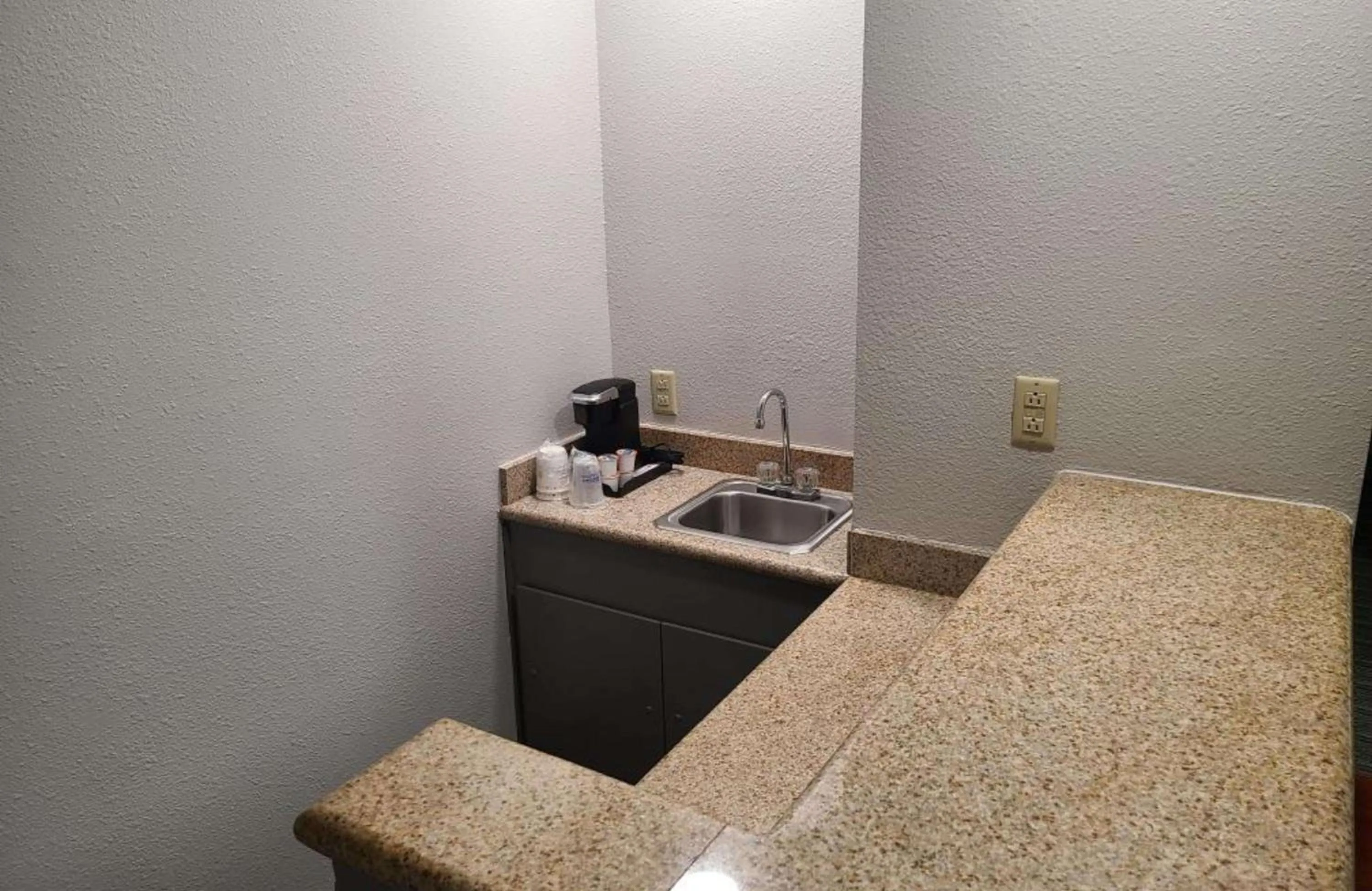 Bedroom in Best Western Plus Como Park Hotel