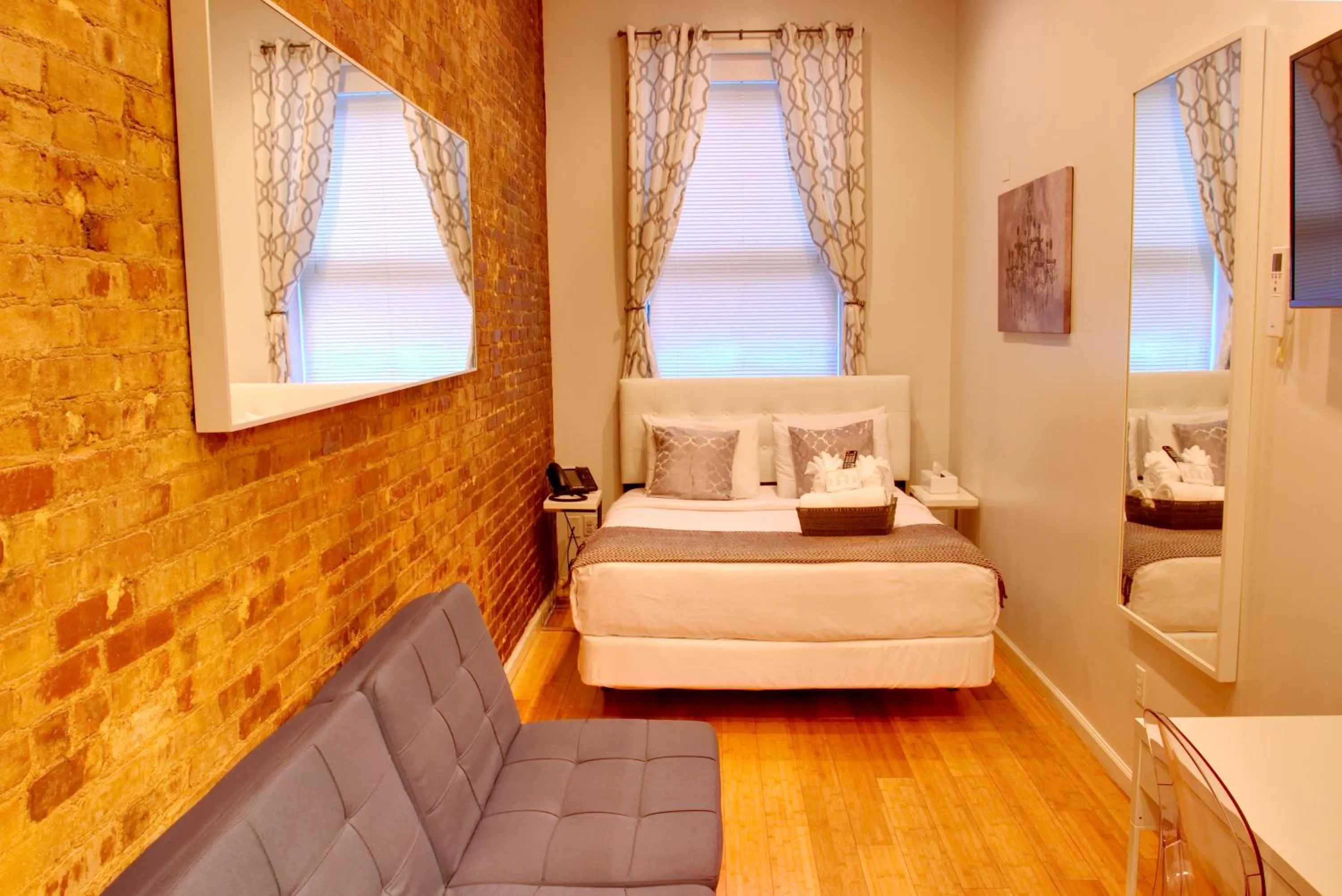 Photo of the whole room, Bed in Chelsea Inn