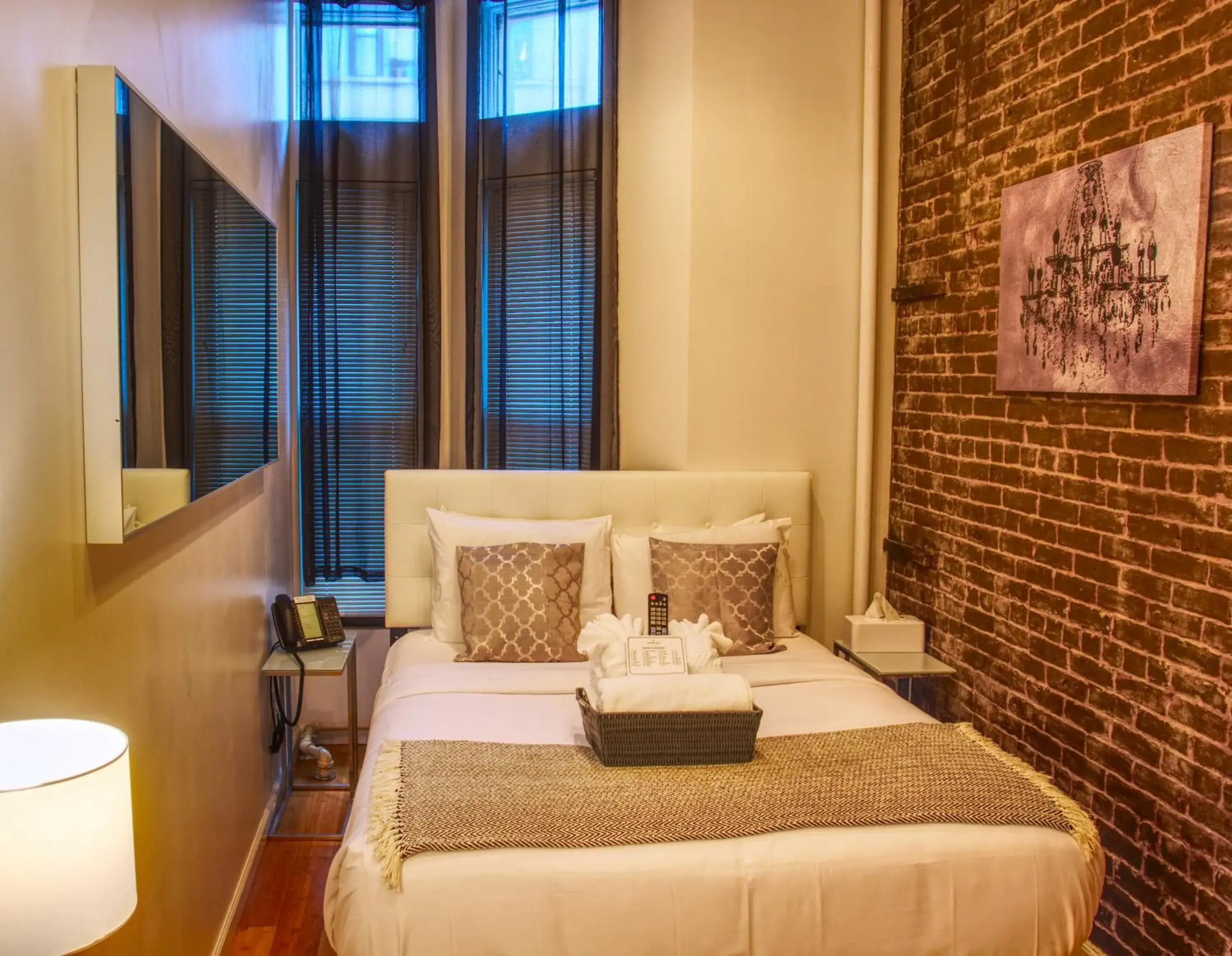 Photo of the whole room, Bed in Chelsea Inn Photo of the whole room, Bed in Chelsea Inn