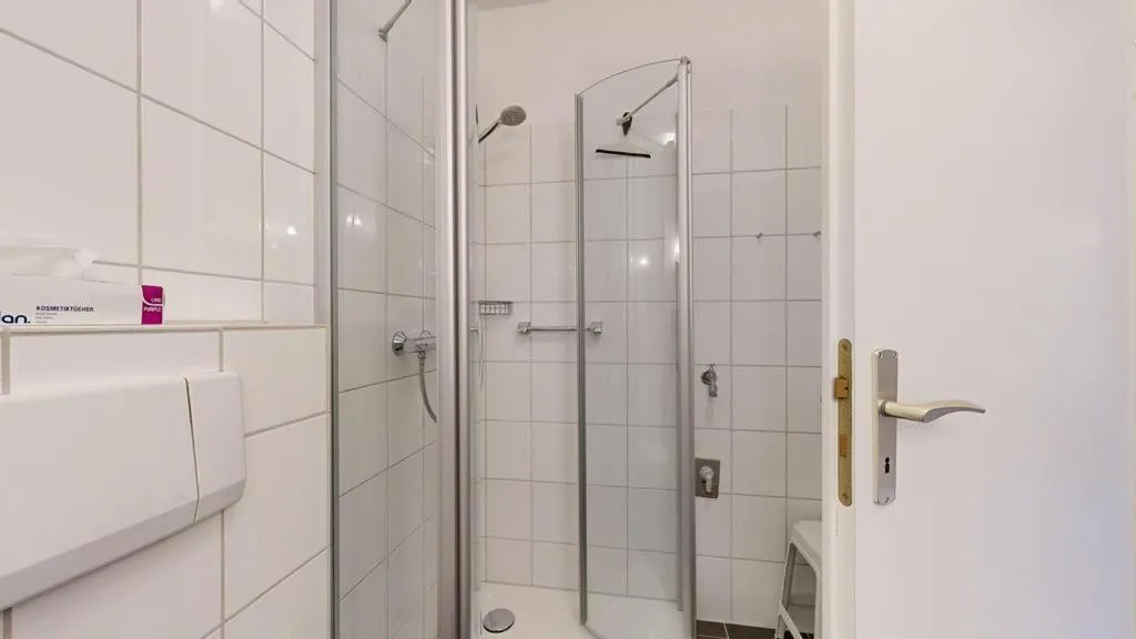 Shower in Appartementhaus Binzer Sterne