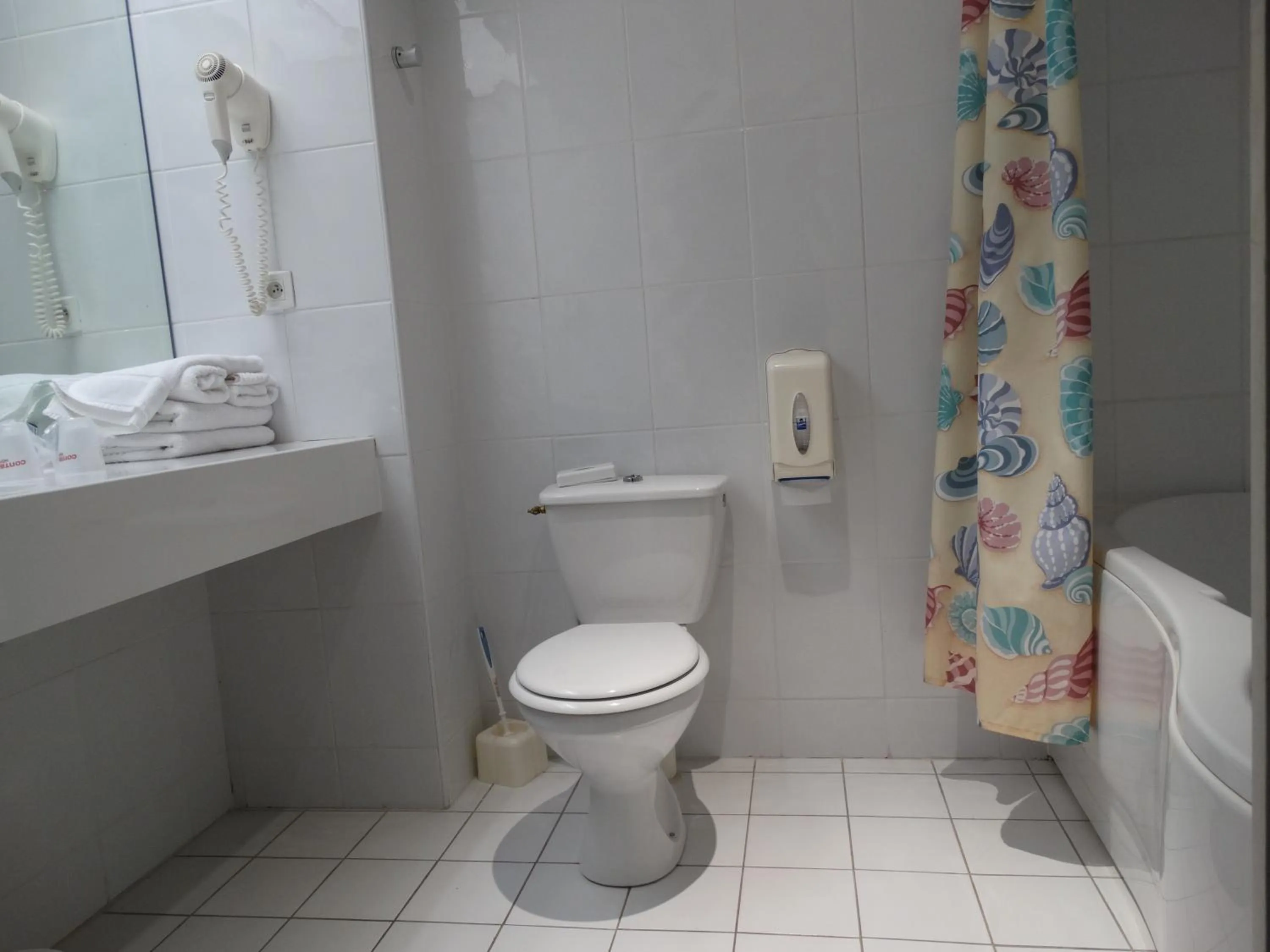 Toilet in Logis Hôtel du Pont Neuf