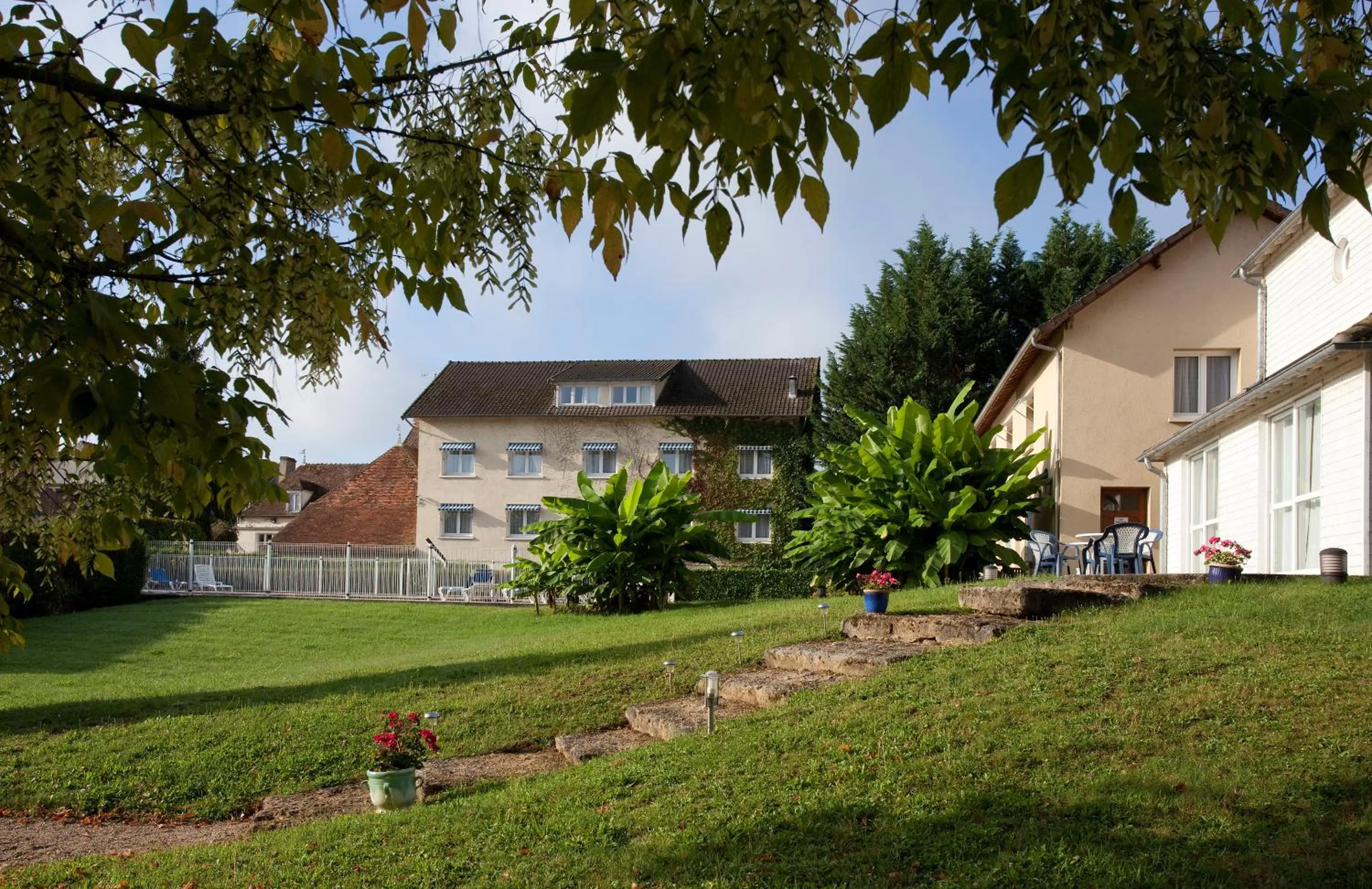 Property building in Logis Hôtel du Pont Neuf