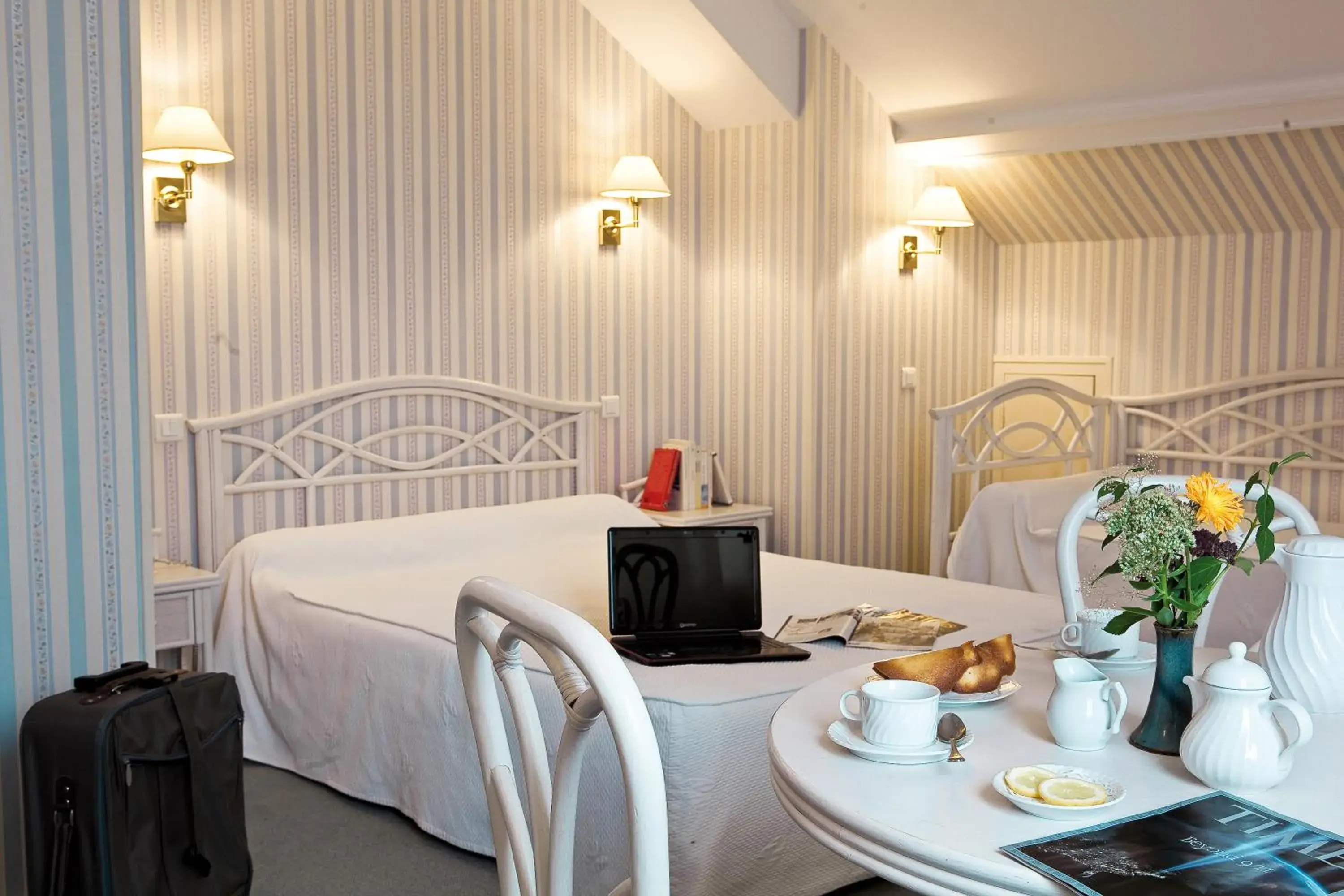 Triple Room in Logis Hôtel du Pont Neuf Triple Room in Logis Hôtel du Pont Neuf