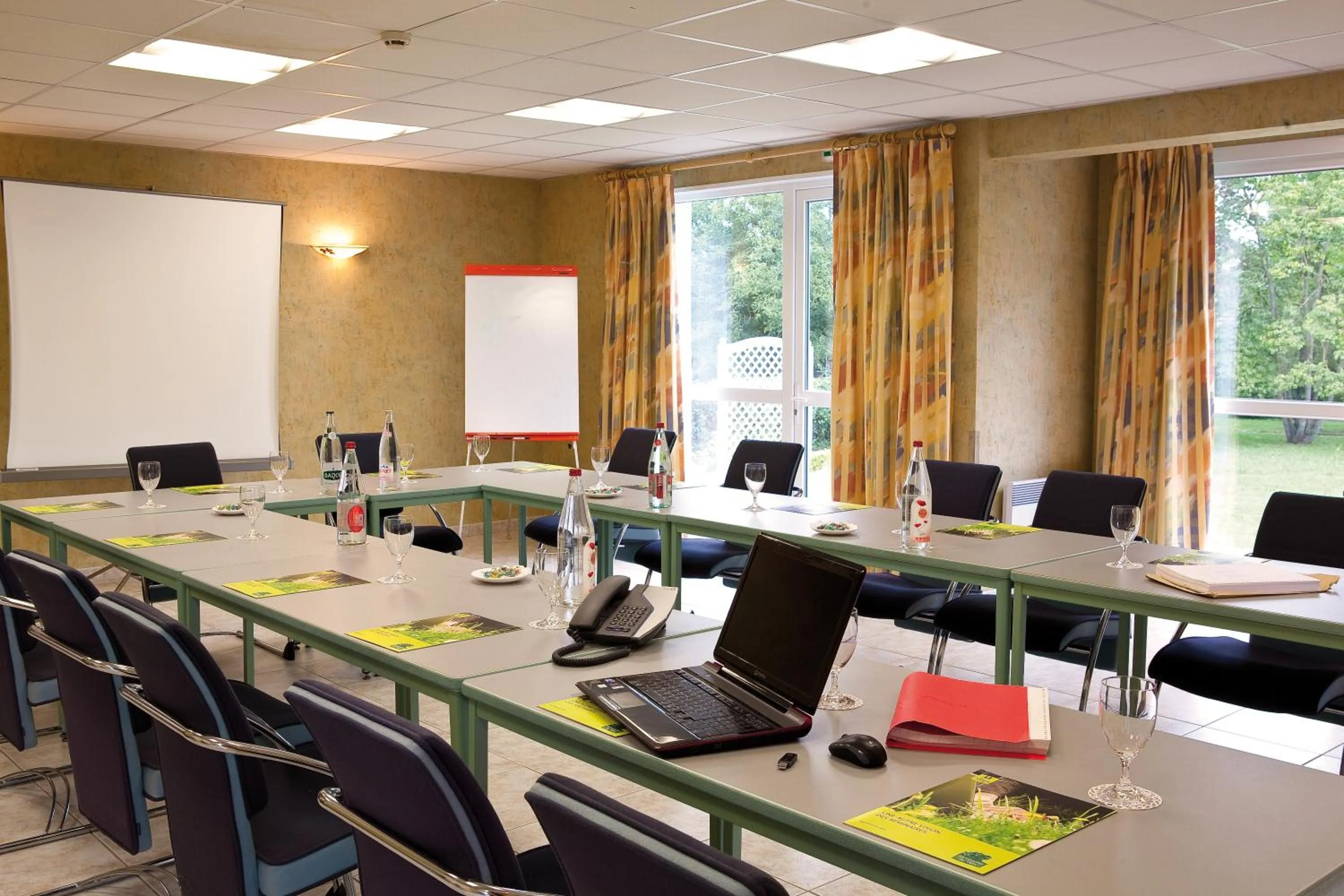 Meeting/conference room in Logis Hôtel du Pont Neuf