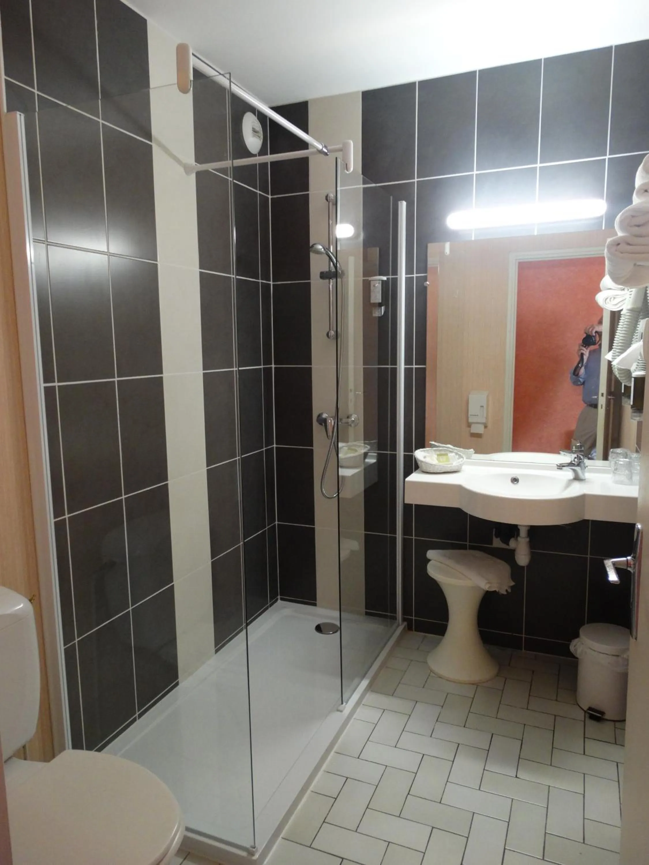 Bathroom in Logis Hôtel du Pont Neuf