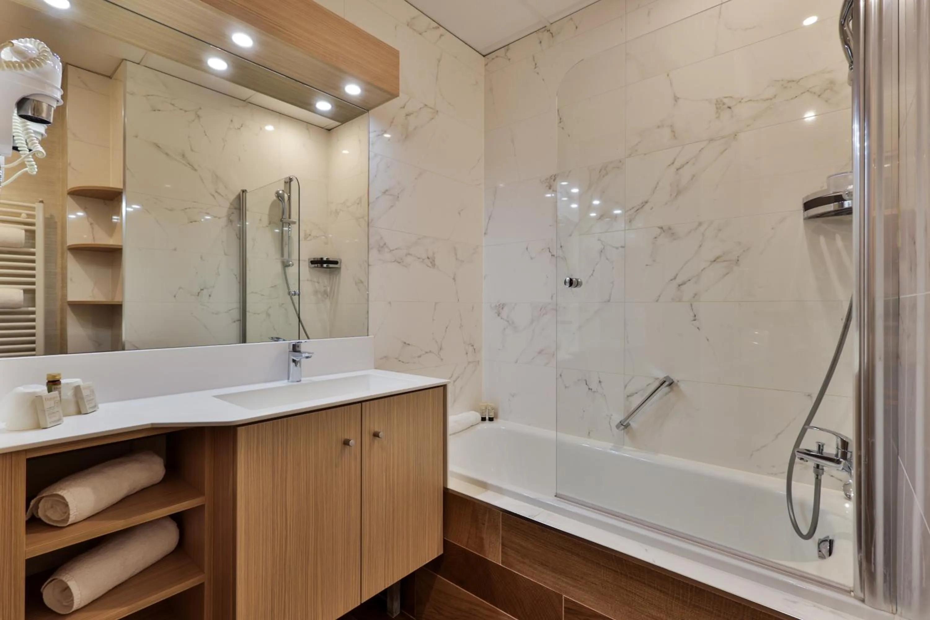 Bathroom in Hôtel Provençal