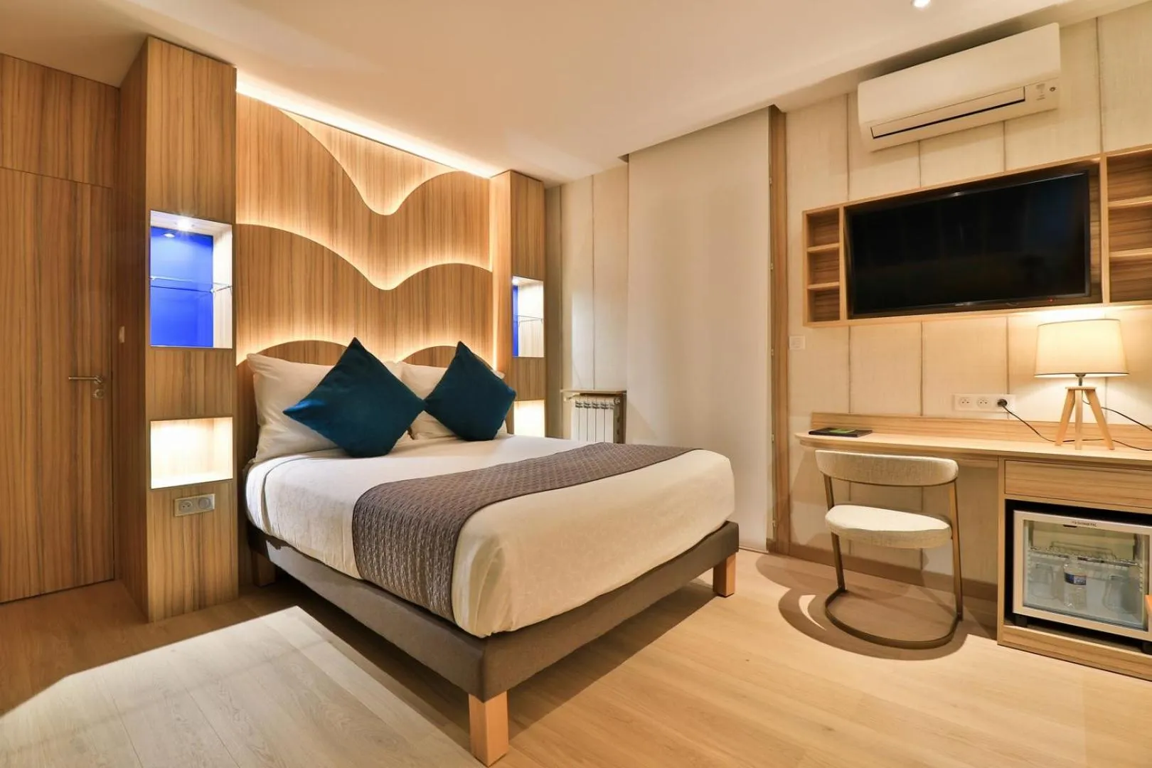 Photo of the whole room, Bed in Hôtel Provençal