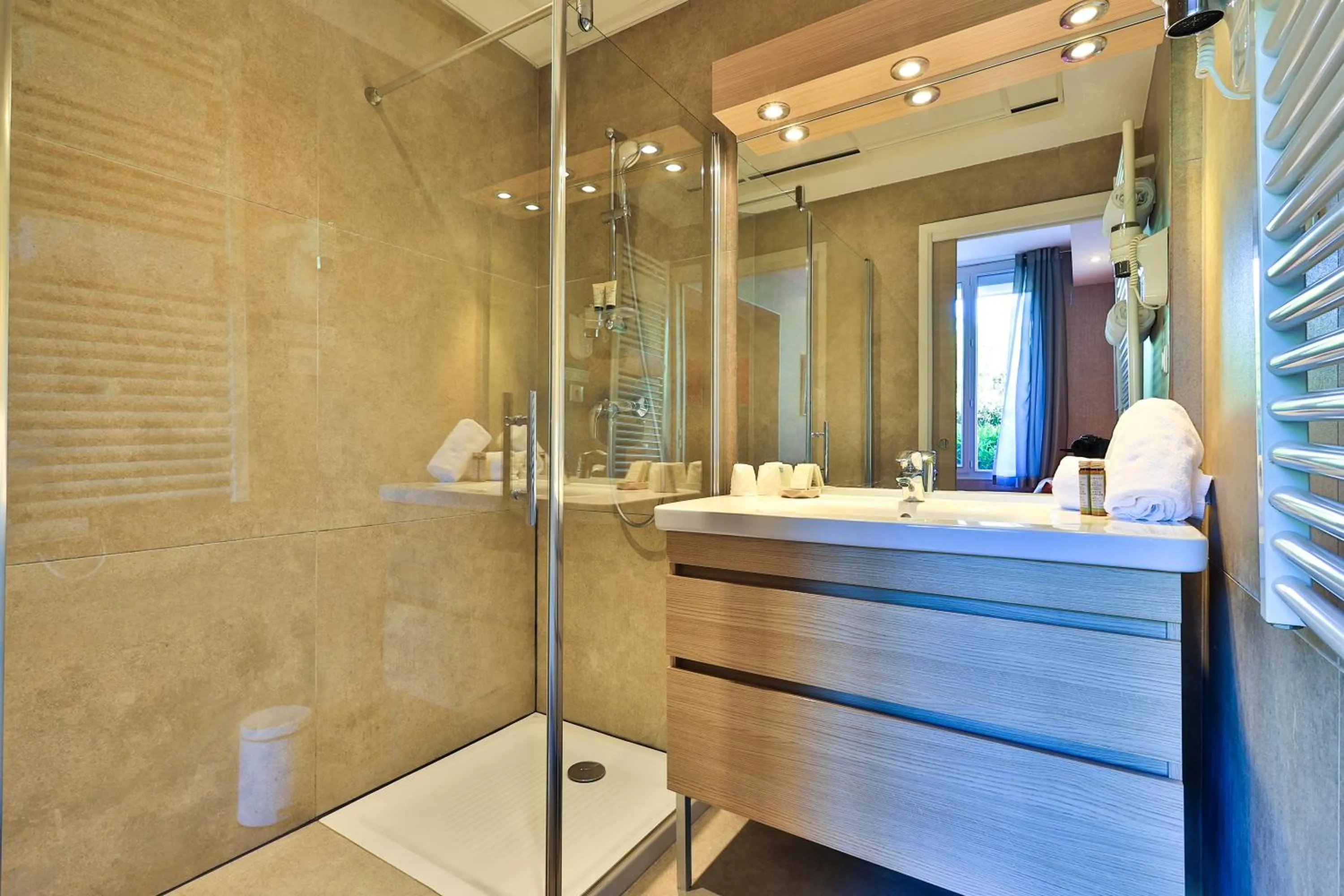 Bathroom in Hôtel Provençal