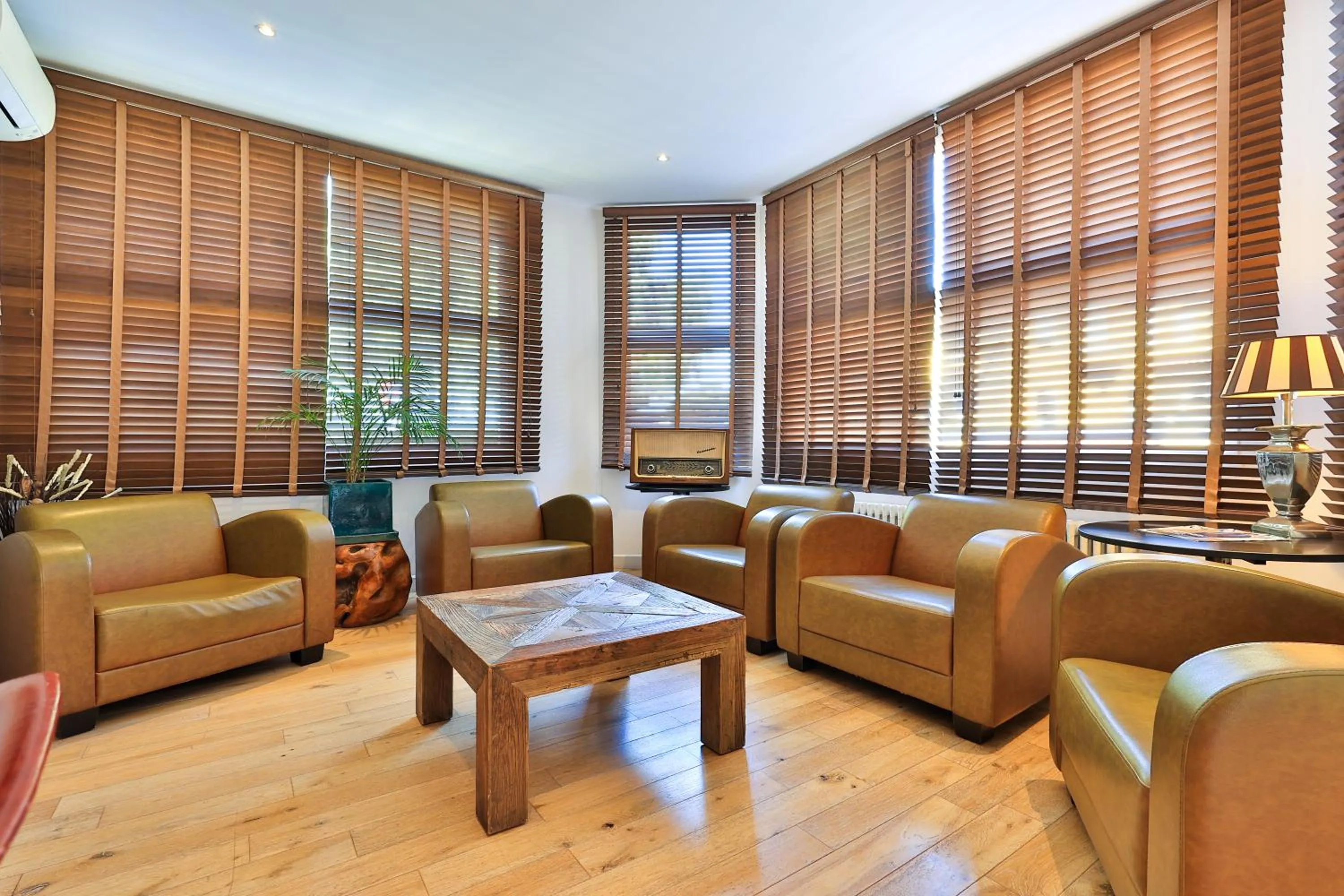 Communal lounge/ TV room in Hôtel Provençal