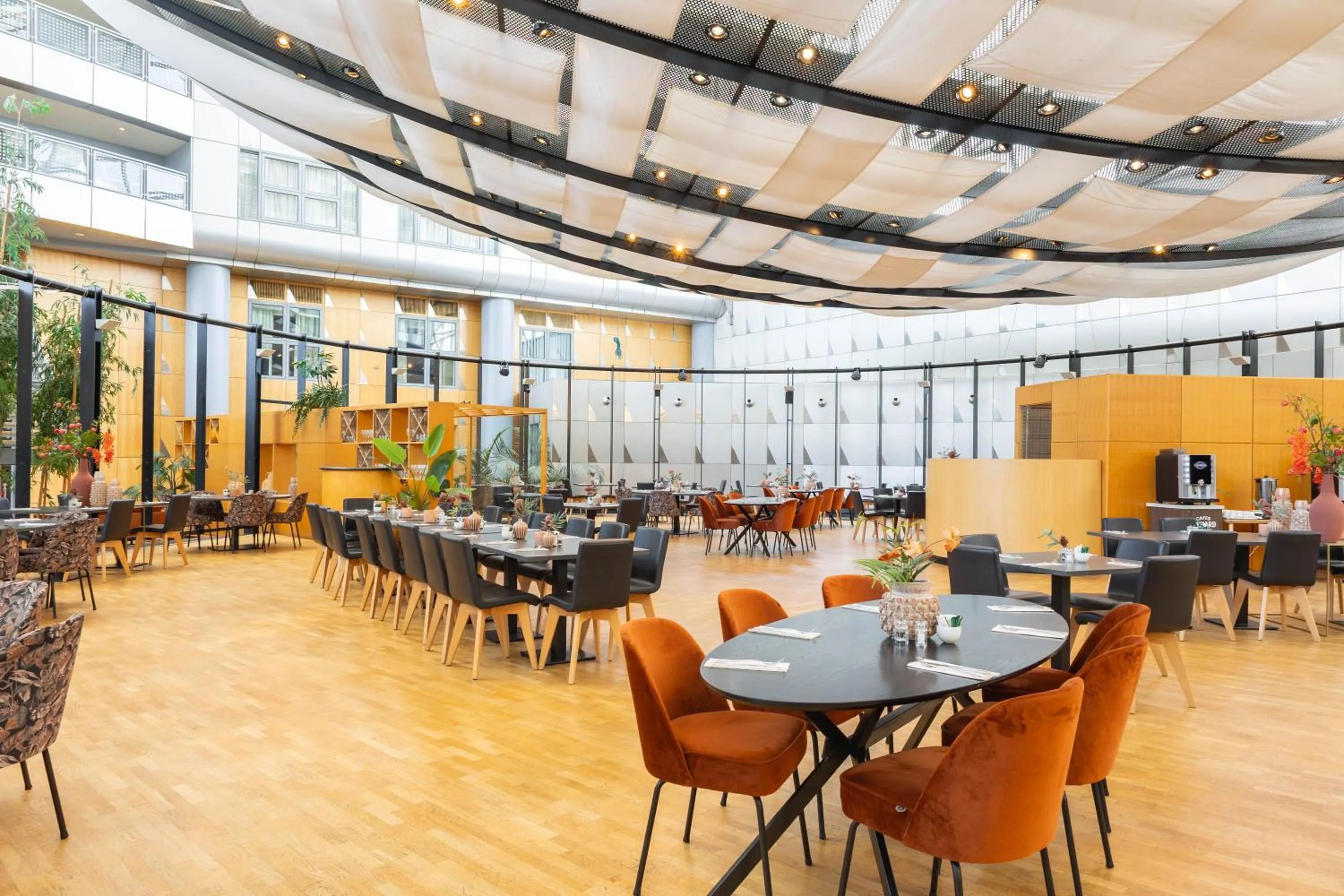 Restaurant/places to eat in Van der Valk Hotel Paris CDG Airport