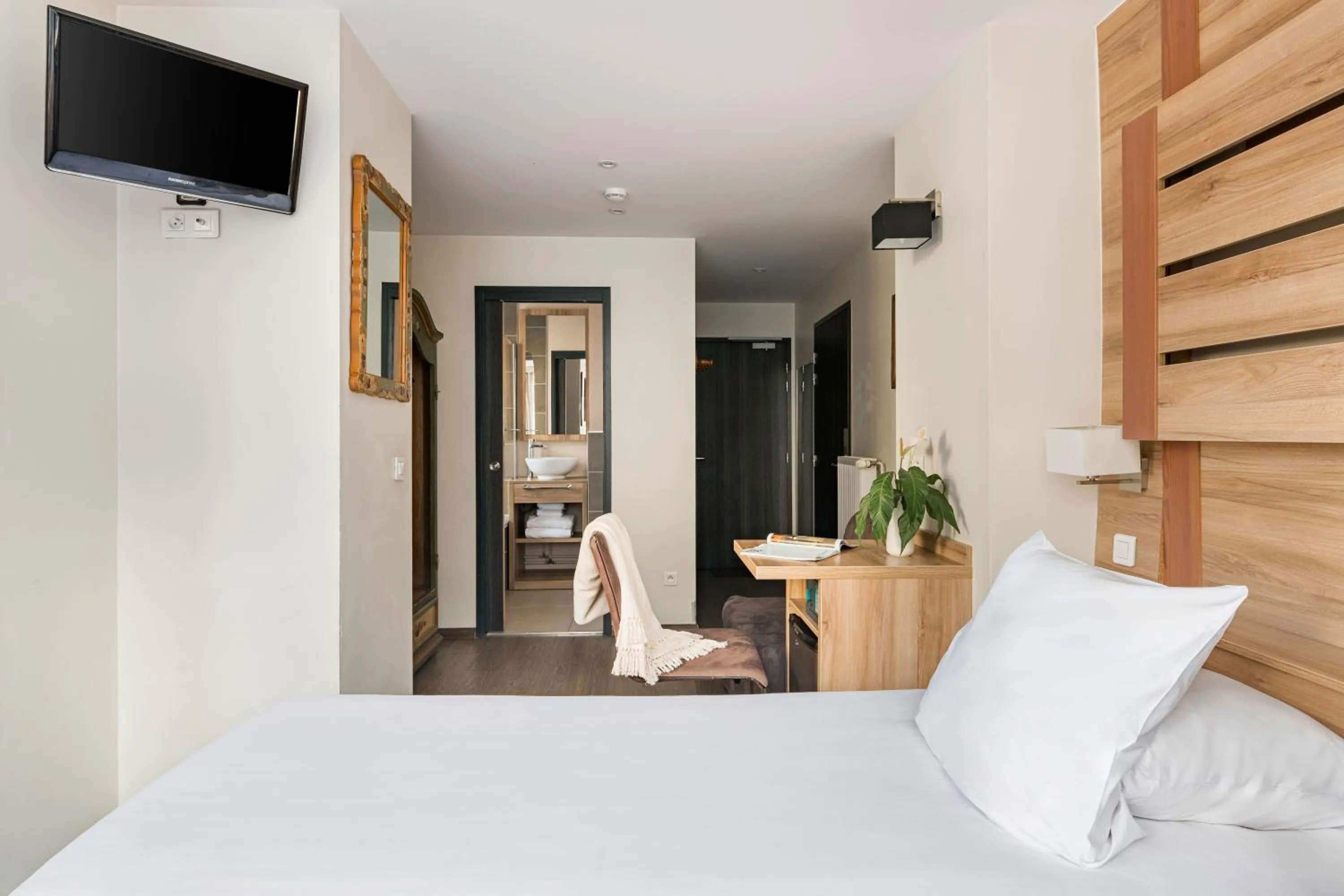 Photo of the whole room, Bed in Hôtel Vallée Blanche