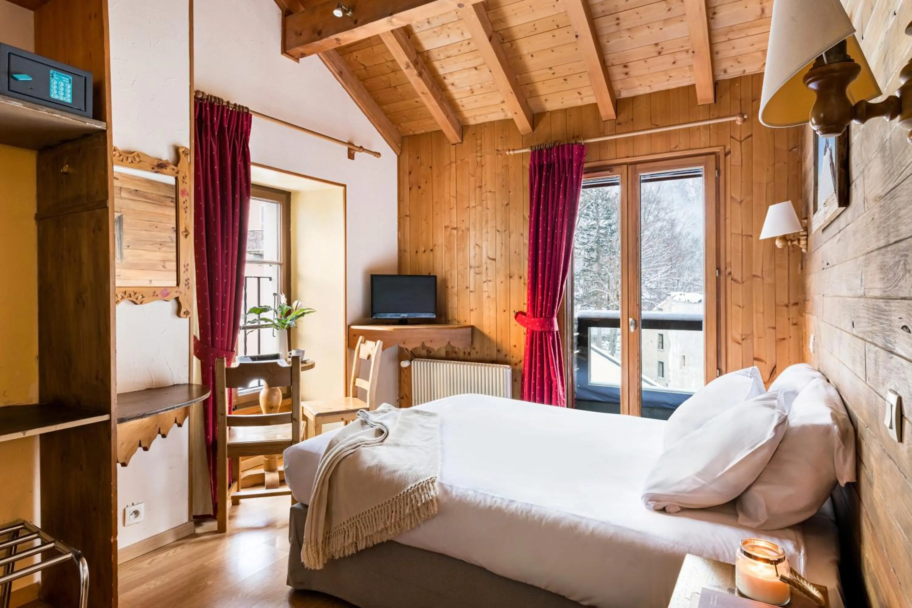 Photo of the whole room, Bed in Hôtel Vallée Blanche