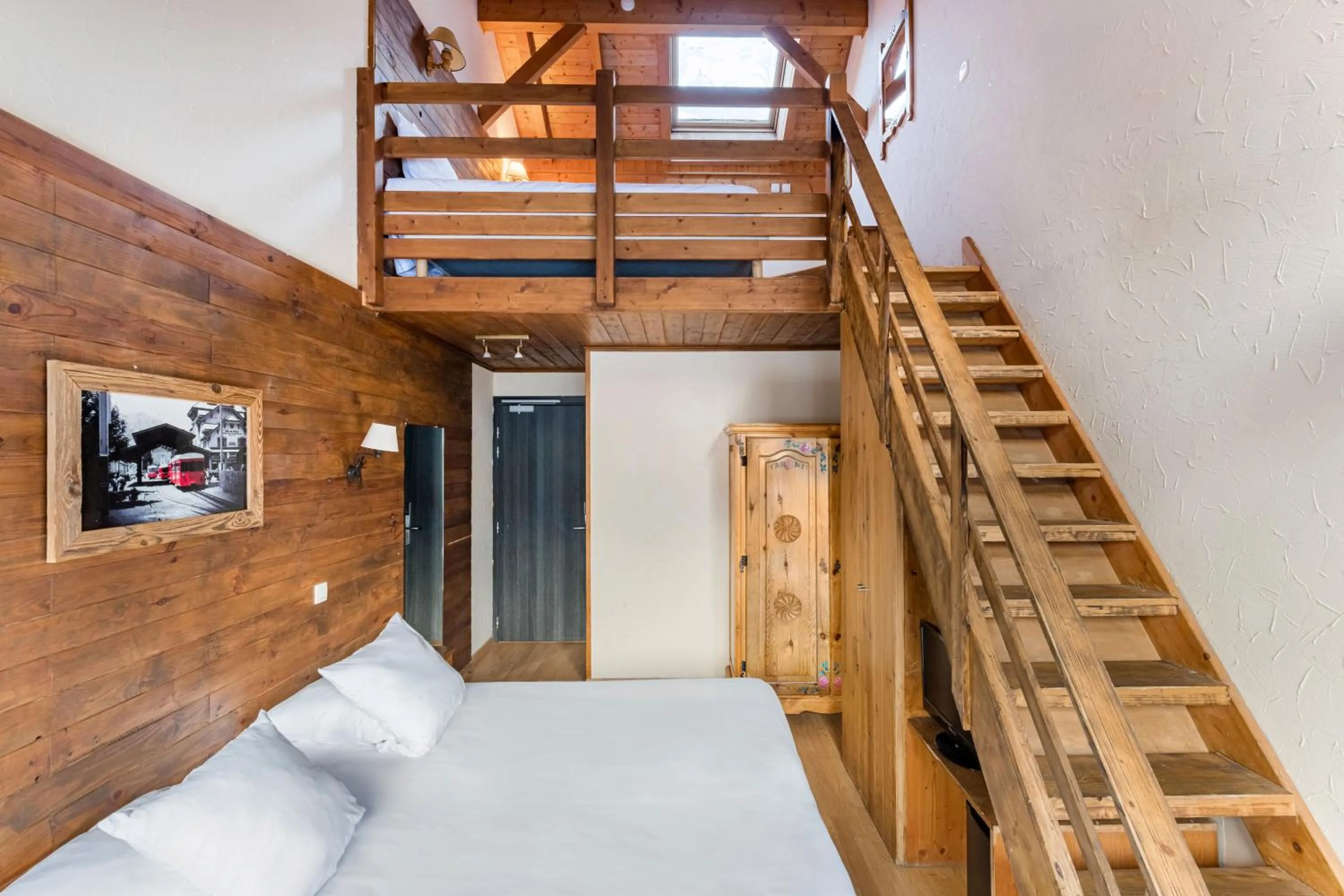 Photo of the whole room, Bed in Hôtel Vallée Blanche